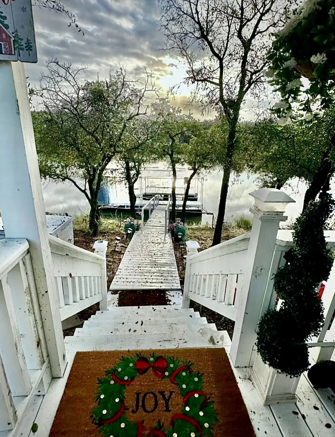 Enjoy lakeside holidays with family and friends.