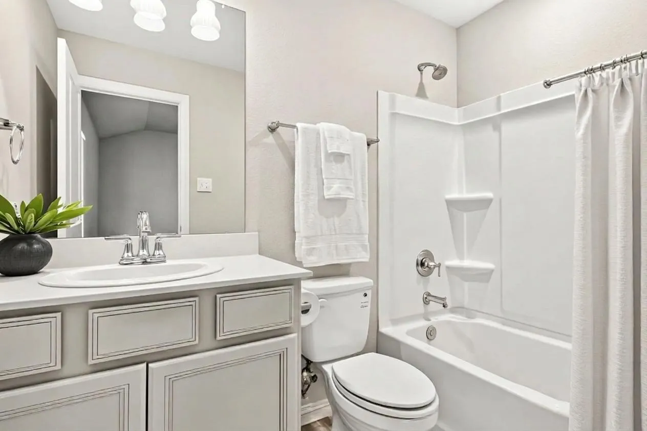 Ensuite full bathroom