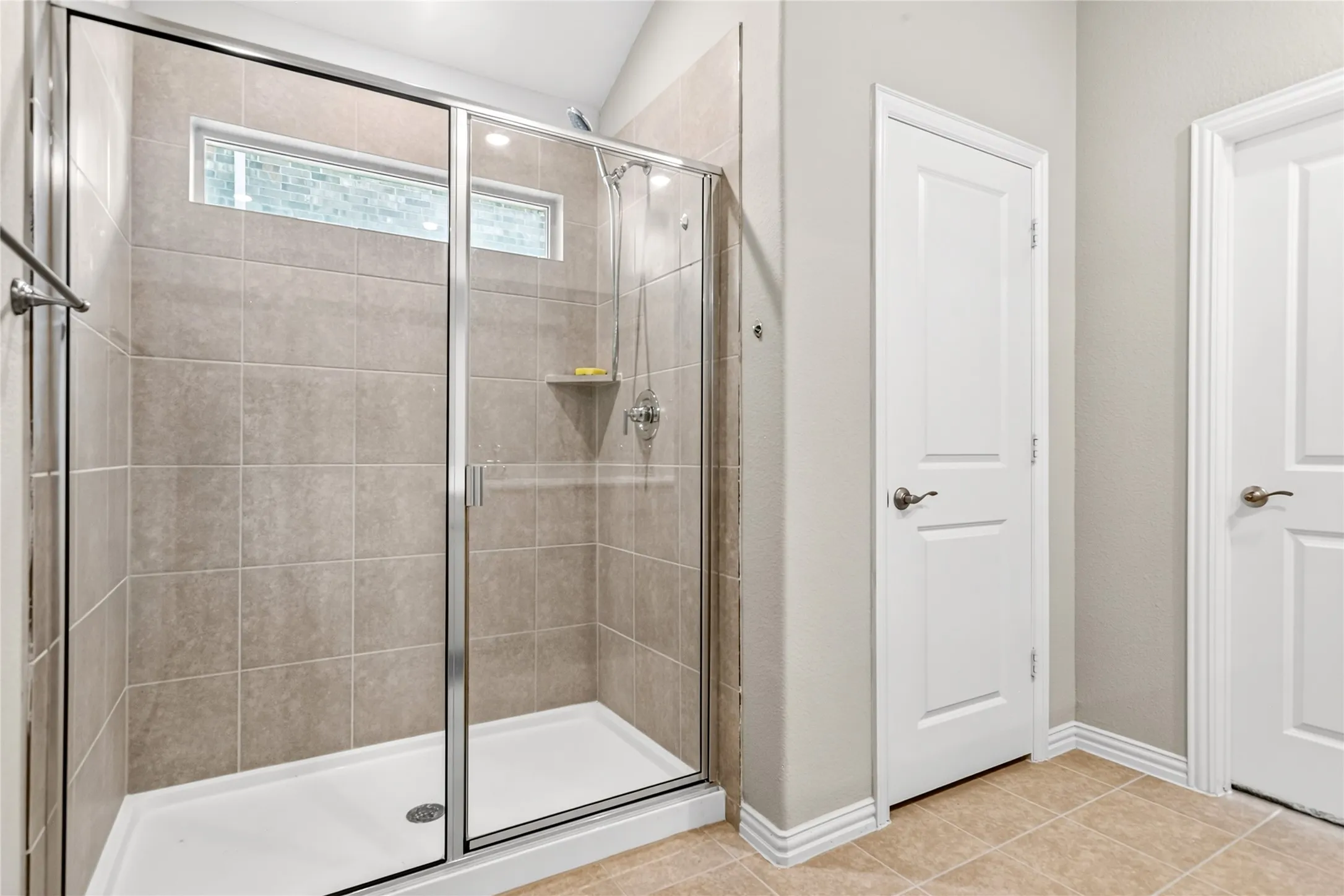 Shower with enclosed linen storage