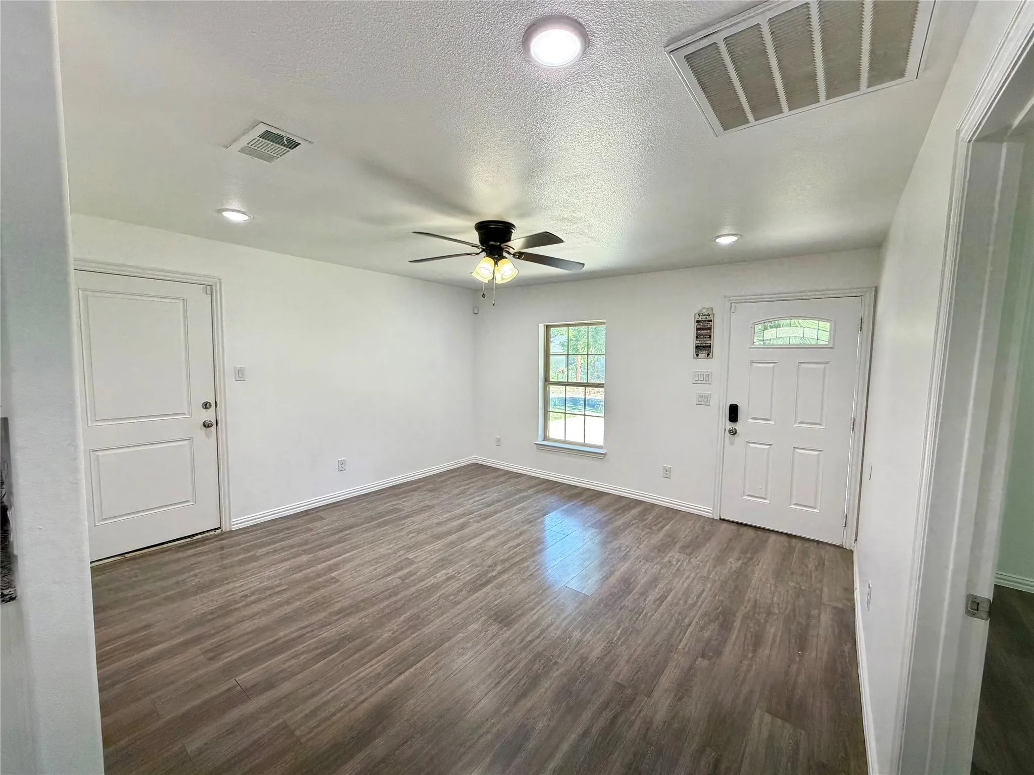 Single Family Residence For Sale in Kaufman County , 105 W Damon Street, Terrell, Texas 75160, 3 Bedroom, 2 Bathroom, 1 Garage spaces, 970 Sqft, built in 1942, mls#21349951, Real Estate Agent in Terrell, Homes For Sale in Kaufman county, Homes For Sale in Terrell, Realtor in Terrell Texas, Real Estate Brokerage Independent Realty Texas, Luminita Cordes Realtor