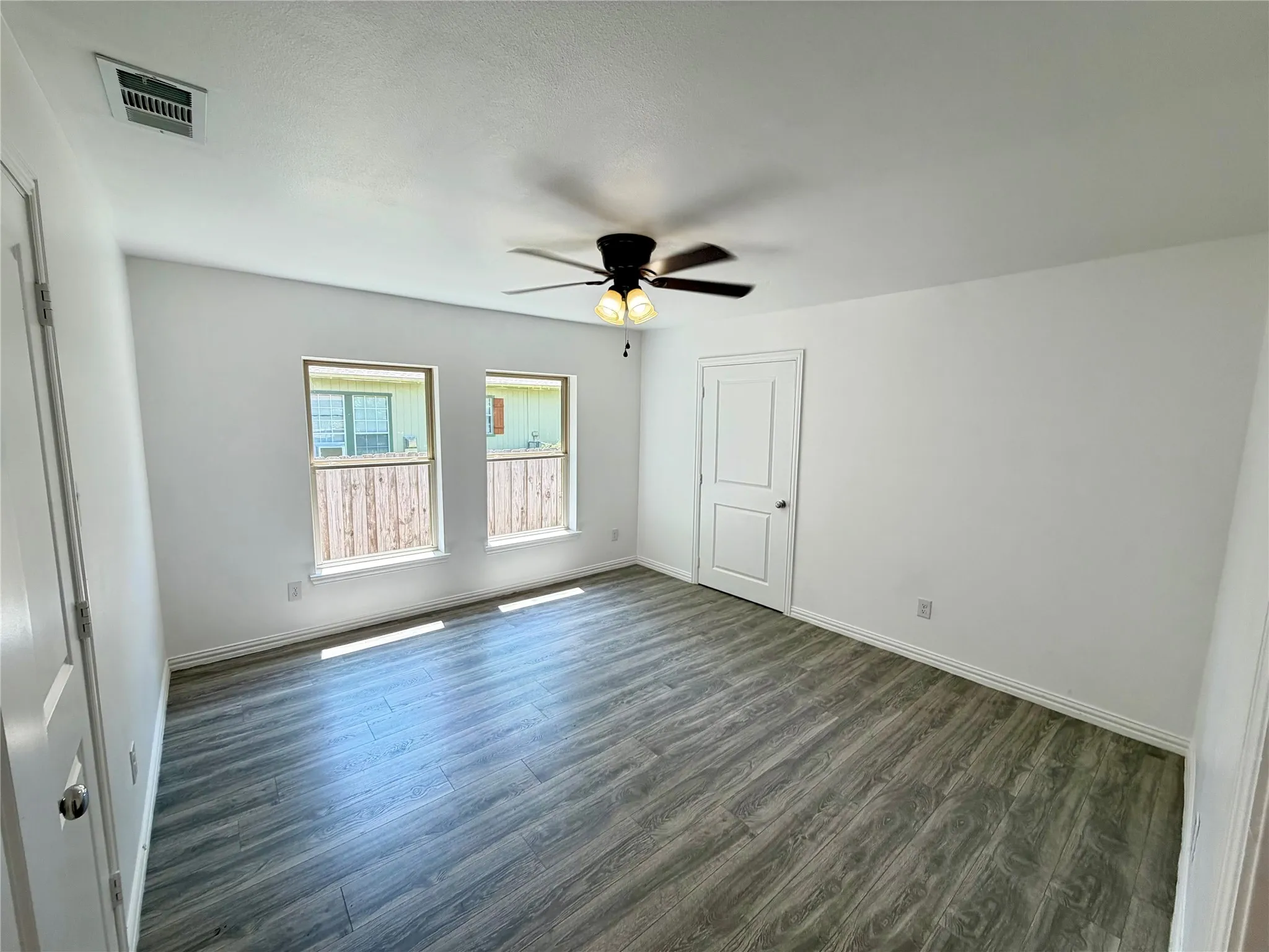 Single Family Residence For Sale in Kaufman County , 105 W Damon Street, Terrell, Texas 75160, 3 Bedroom, 2 Bathroom, 1 Garage spaces, 970 Sqft, built in 1942, mls#21349951, Real Estate Agent in Terrell, Homes For Sale in Kaufman county, Homes For Sale in Terrell, Realtor in Terrell Texas, Real Estate Brokerage Independent Realty Texas, Luminita Cordes Realtor