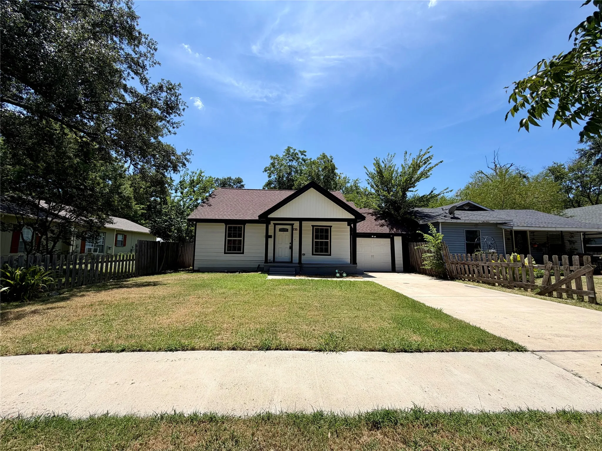 Single Family Residence For Sale in Kaufman County , 105 W Damon Street, Terrell, Texas 75160, 3 Bedroom, 2 Bathroom, 1 Garage spaces, 970 Sqft, built in 1942, mls#21349951, Real Estate Agent in Terrell, Homes For Sale in Kaufman county, Homes For Sale in Terrell, Realtor in Terrell Texas, Real Estate Brokerage Independent Realty Texas, Luminita Cordes Realtor
