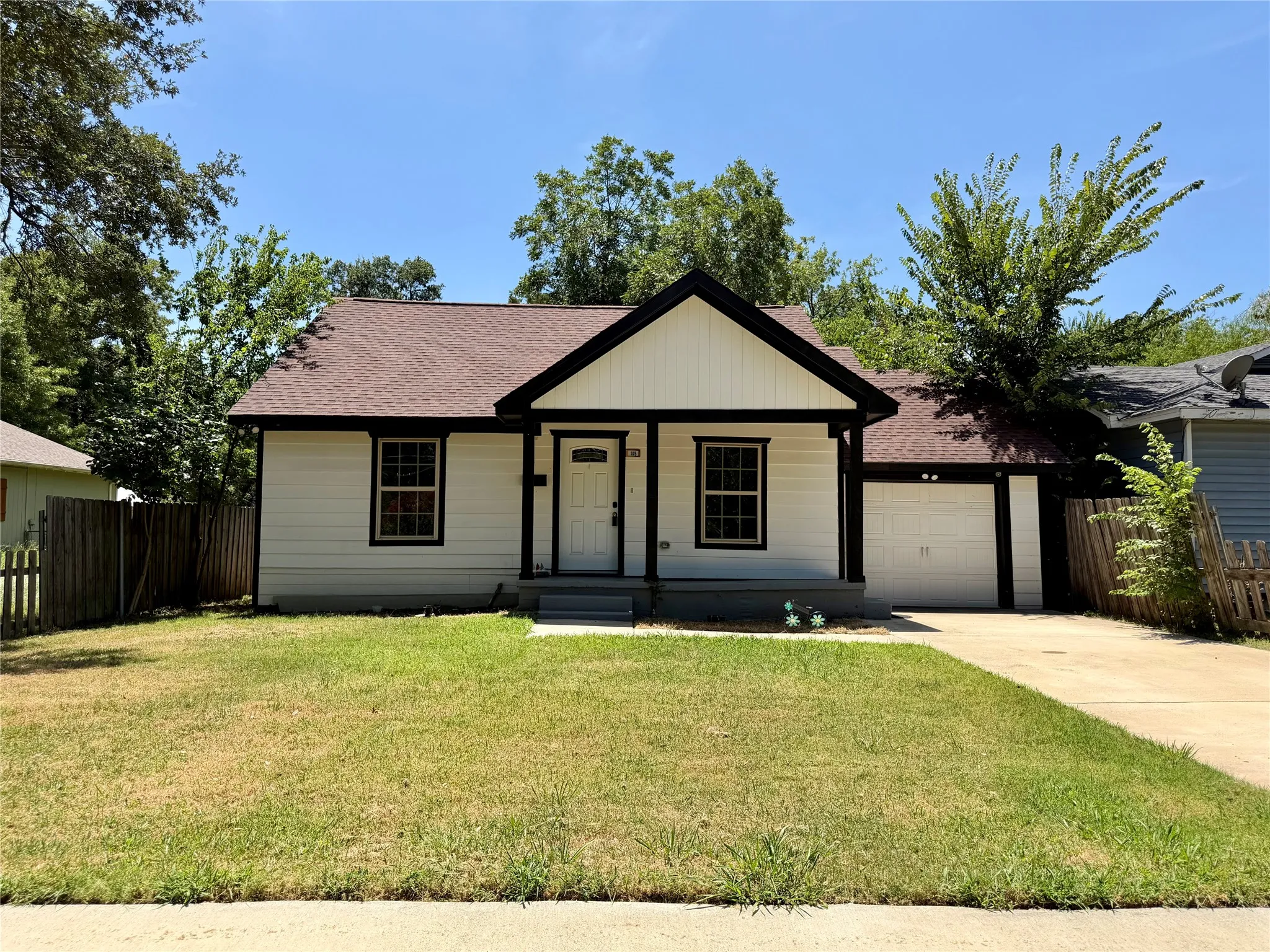 Single Family Residence For Sale in Kaufman County , 105 W Damon Street, Terrell, Texas 75160, 3 Bedroom, 2 Bathroom, 1 Garage spaces, 970 Sqft, built in 1942, mls#21349951, Real Estate Agent in Terrell, Homes For Sale in Kaufman county, Homes For Sale in Terrell, Realtor in Terrell Texas, Real Estate Brokerage Independent Realty Texas, Luminita Cordes Realtor