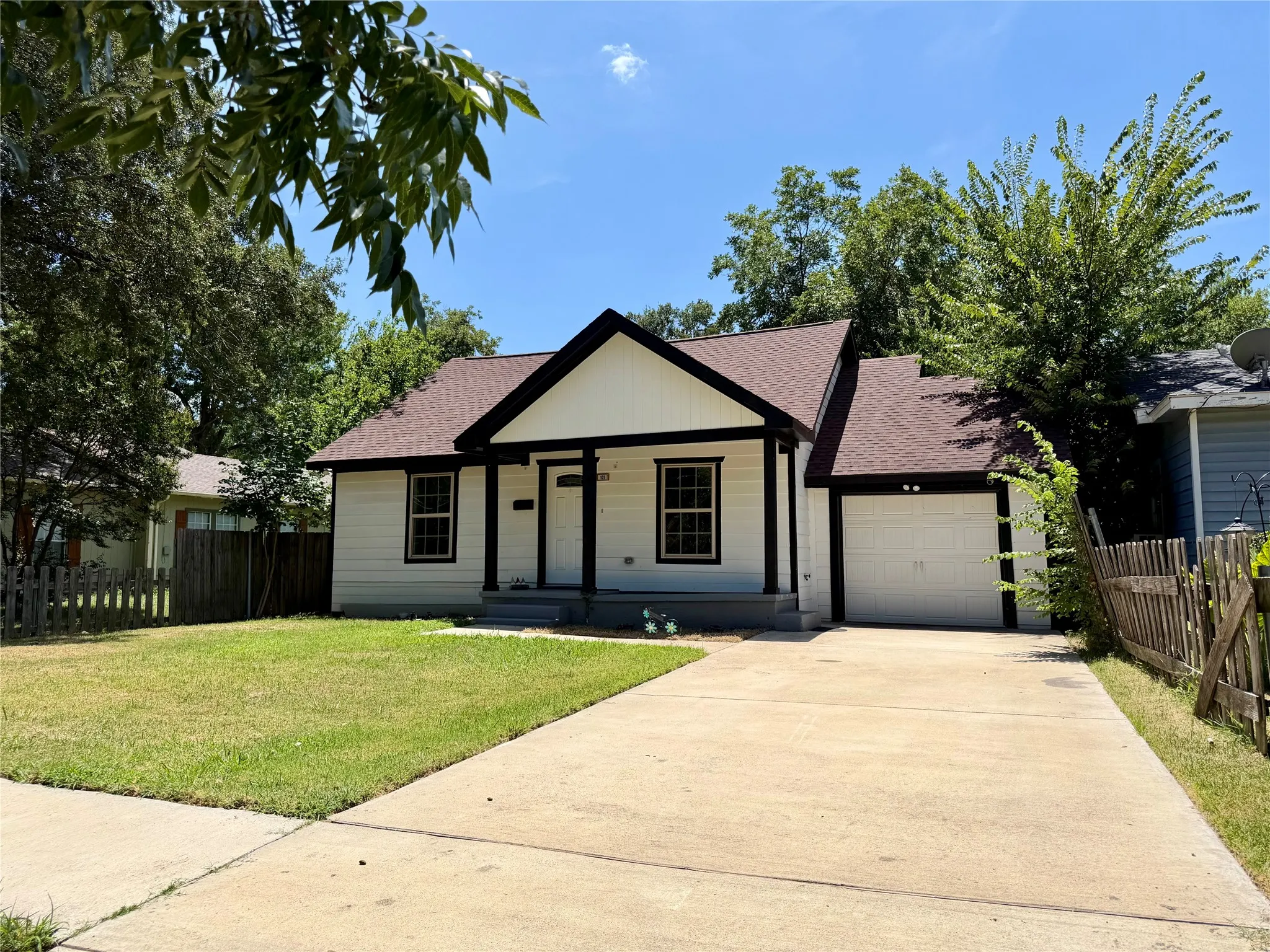 Single Family Residence For Sale in Kaufman County , 105 W Damon Street, Terrell, Texas 75160, 3 Bedroom, 2 Bathroom, 1 Garage spaces, 970 Sqft, built in 1942, mls#21349951, Real Estate Agent in Terrell, Homes For Sale in Kaufman county, Homes For Sale in Terrell, Realtor in Terrell Texas, Real Estate Brokerage Independent Realty Texas, Luminita Cordes Realtor