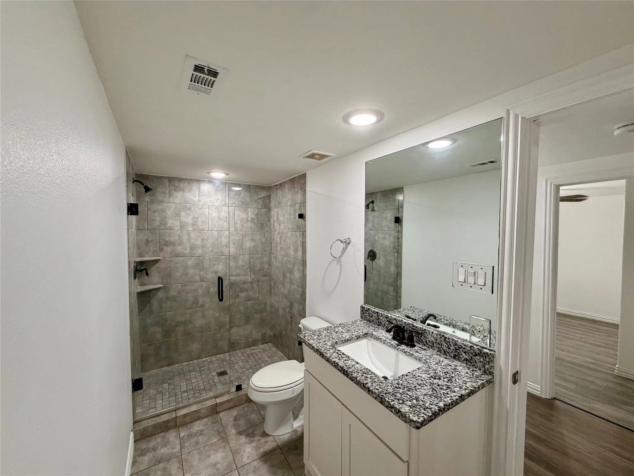 Single Family Residence For Sale in Kaufman County , 105 W Damon Street, Terrell, Texas 75160, 3 Bedroom, 2 Bathroom, 1 Garage spaces, 970 Sqft, built in 1942, mls#21349951, Real Estate Agent in Terrell, Homes For Sale in Kaufman county, Homes For Sale in Terrell, Realtor in Terrell Texas, Real Estate Brokerage Independent Realty Texas, Luminita Cordes Realtor