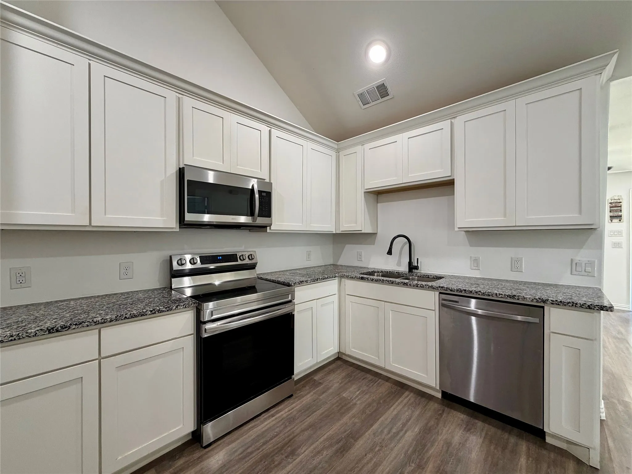 Single Family Residence For Sale in Kaufman County , 105 W Damon Street, Terrell, Texas 75160, 3 Bedroom, 2 Bathroom, 1 Garage spaces, 970 Sqft, built in 1942, mls#21349951, Real Estate Agent in Terrell, Homes For Sale in Kaufman county, Homes For Sale in Terrell, Realtor in Terrell Texas, Real Estate Brokerage Independent Realty Texas, Luminita Cordes Realtor