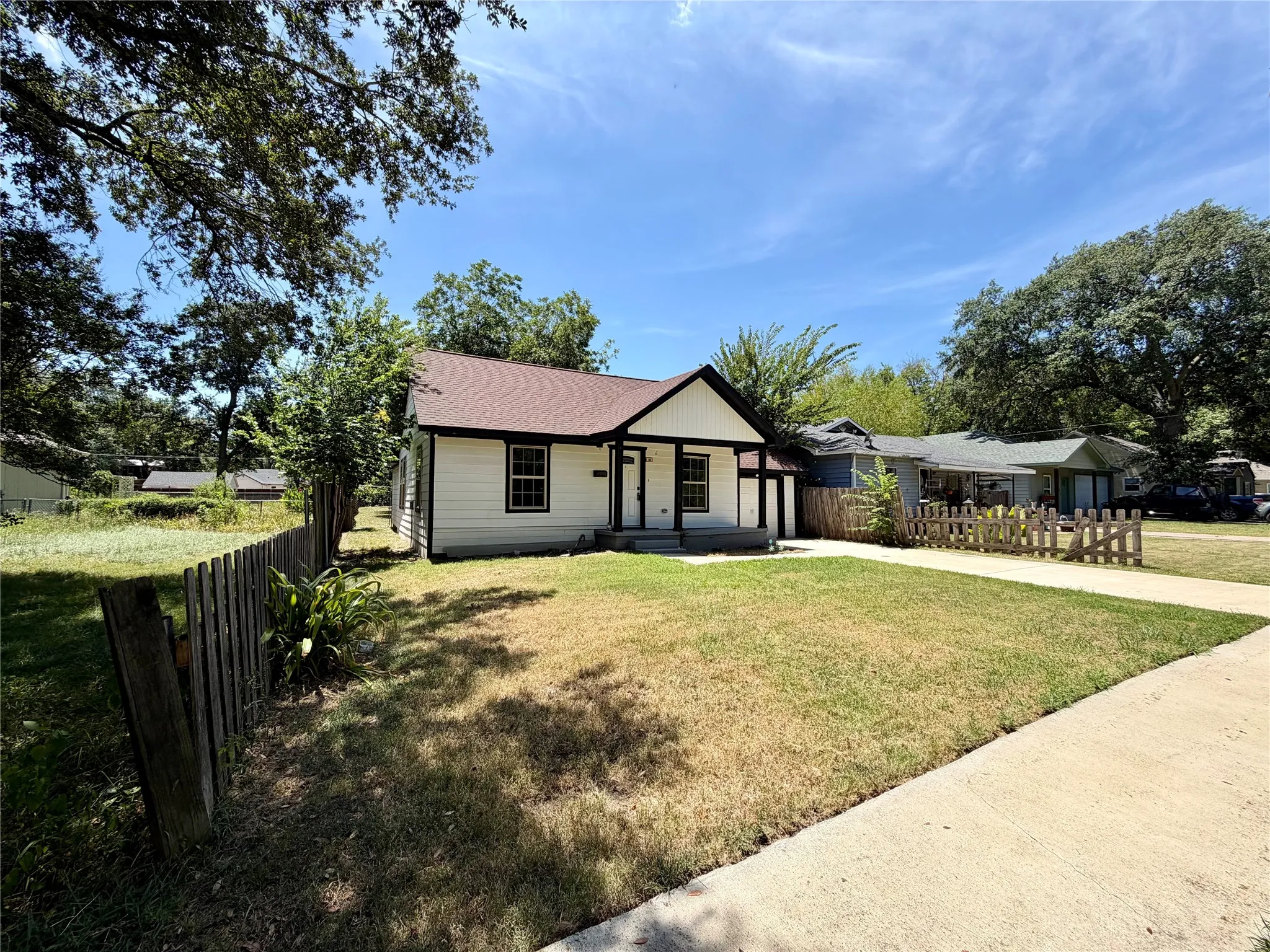 Single Family Residence For Sale in Kaufman County , 105 W Damon Street, Terrell, Texas 75160, 3 Bedroom, 2 Bathroom, 1 Garage spaces, 970 Sqft, built in 1942, mls#21349951, Real Estate Agent in Terrell, Homes For Sale in Kaufman county, Homes For Sale in Terrell, Realtor in Terrell Texas, Real Estate Brokerage Independent Realty Texas, Luminita Cordes Realtor