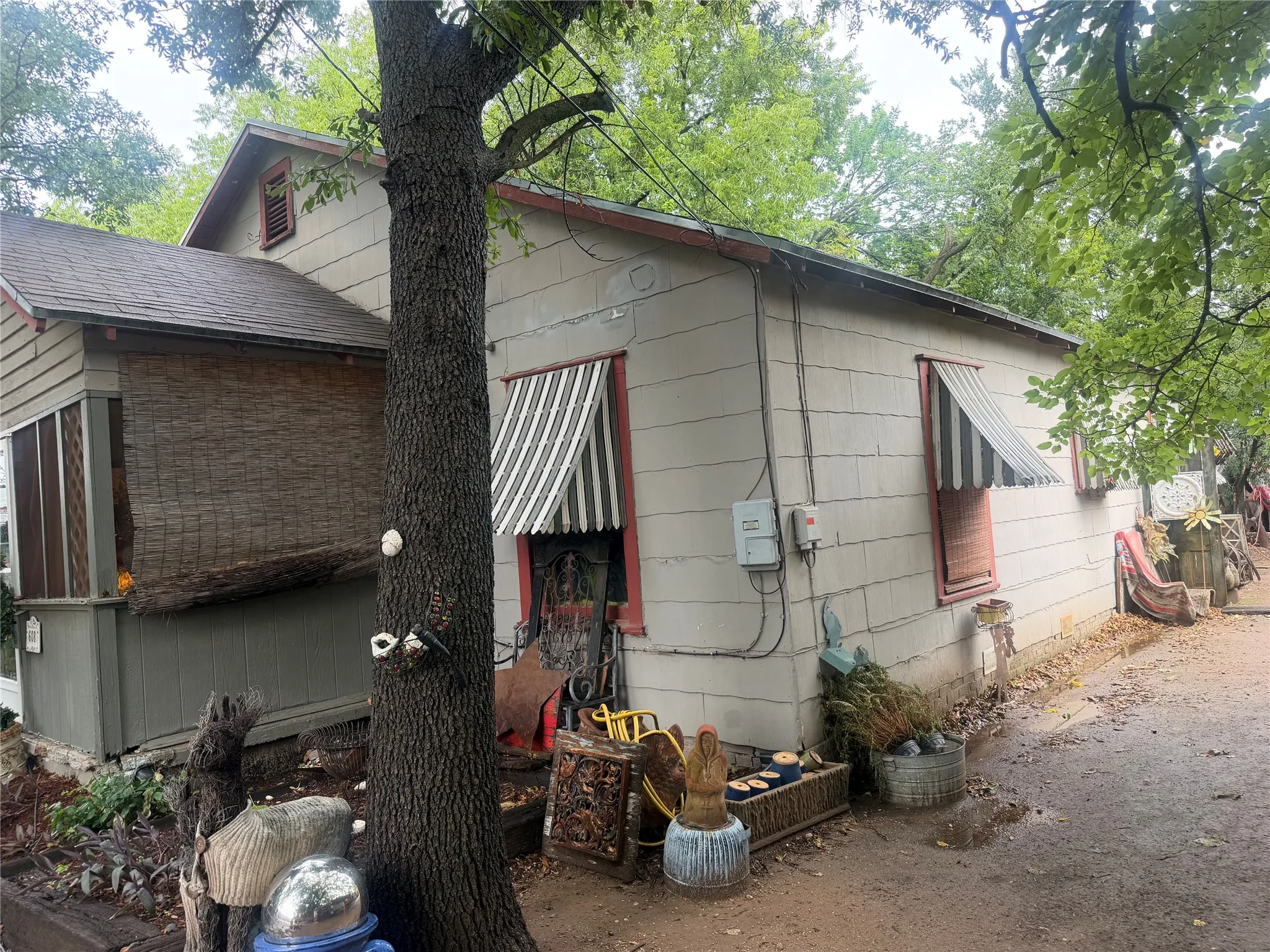 Single Family Residence For Sale in Clay County , 608 E Wichita Street, Henrietta, Texas 76365, 3 Bedrooms, 1 Bathroom, Garage spaces, 1,224 Sqft, built in 1940, Price $45,000, mls#21351672, Real Estate Agent in Henrietta, Homes For Sale in Clay county, Homes For Sale in Henrietta, Realtor in Henrietta Texas, Real Estate Brokerage Independent Realty Texas, Luminita Cordes Realtor