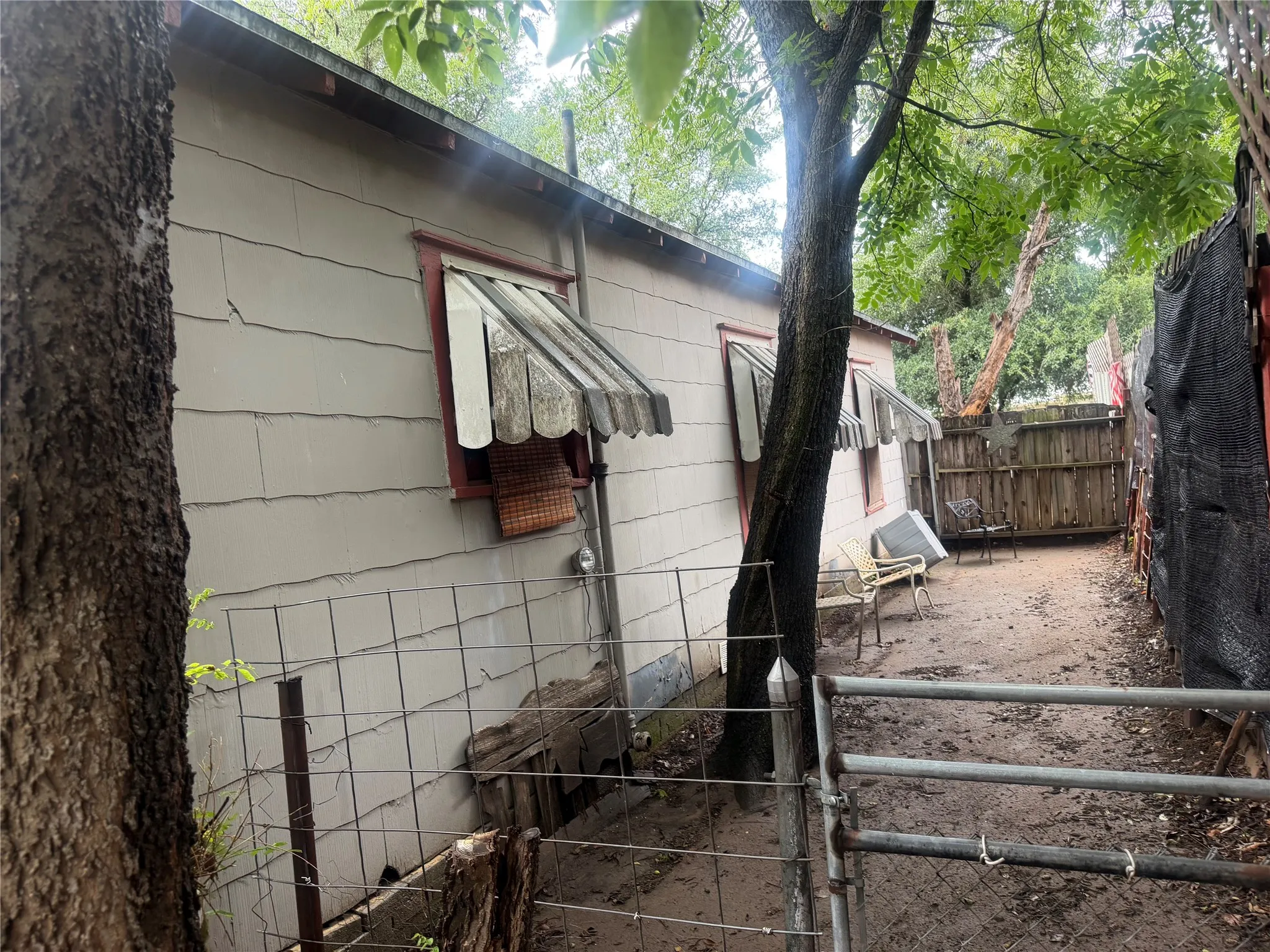Single Family Residence For Sale in Clay County , 608 E Wichita Street, Henrietta, Texas 76365, 3 Bedrooms, 1 Bathroom, Garage spaces, 1,224 Sqft, built in 1940, Price $45,000, mls#21351672, Real Estate Agent in Henrietta, Homes For Sale in Clay county, Homes For Sale in Henrietta, Realtor in Henrietta Texas, Real Estate Brokerage Independent Realty Texas, Luminita Cordes Realtor