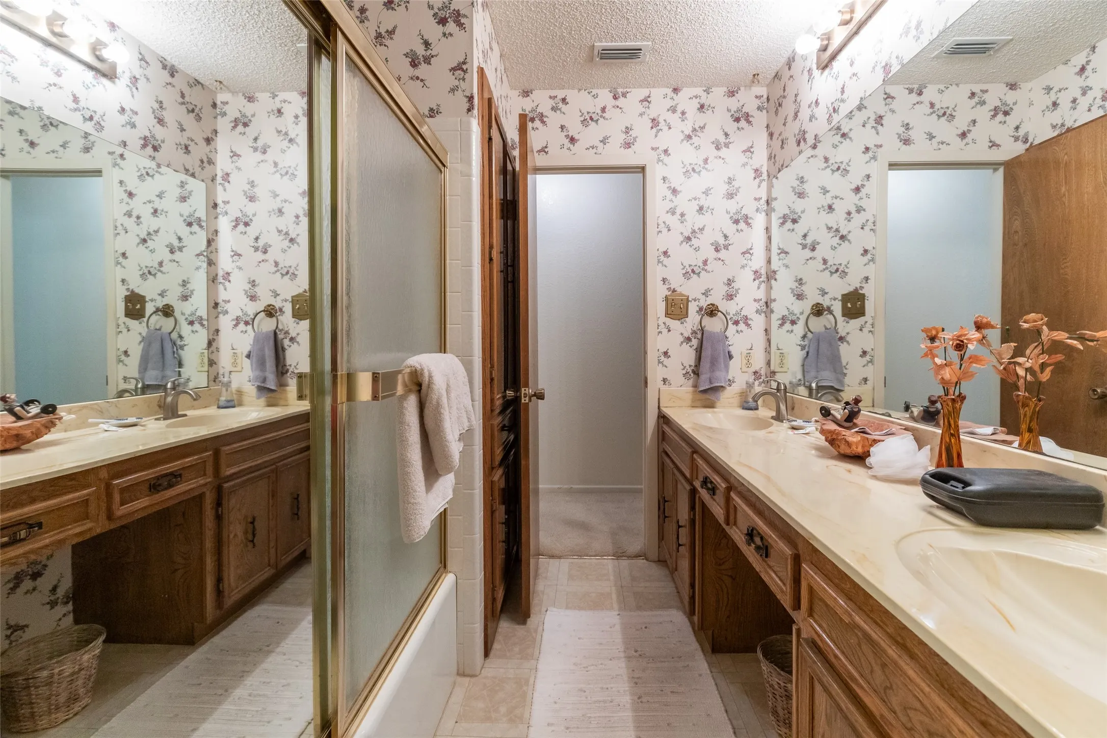 Single Family Residence For Sale in Taylor County , 1809 Lytle Shores Drive, Abilene, Texas 79602, 3 Bedroom, 2 Bathroom, 2 Garage spaces, 2,440 Sqft, built in 1979, mls#21351733, Real Estate Agent in Abilene, Homes For Sale in Taylor county, Homes For Sale in Abilene, Realtor in Abilene Texas, Real Estate Brokerage Independent Realty Texas, Luminita Cordes Realtor
