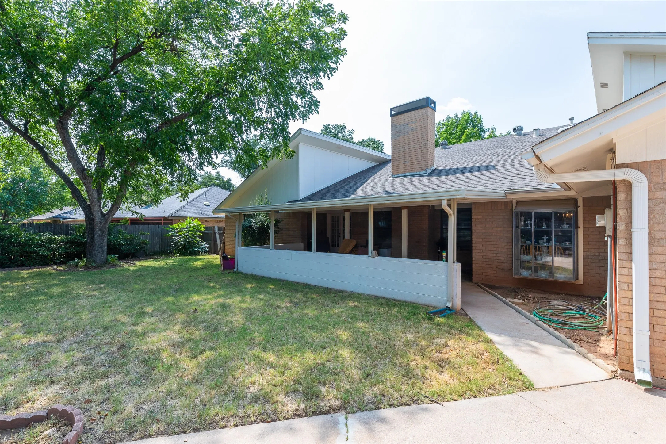 Single Family Residence For Sale in Taylor County , 1809 Lytle Shores Drive, Abilene, Texas 79602, 3 Bedroom, 2 Bathroom, 2 Garage spaces, 2,440 Sqft, built in 1979, mls#21351733, Real Estate Agent in Abilene, Homes For Sale in Taylor county, Homes For Sale in Abilene, Realtor in Abilene Texas, Real Estate Brokerage Independent Realty Texas, Luminita Cordes Realtor