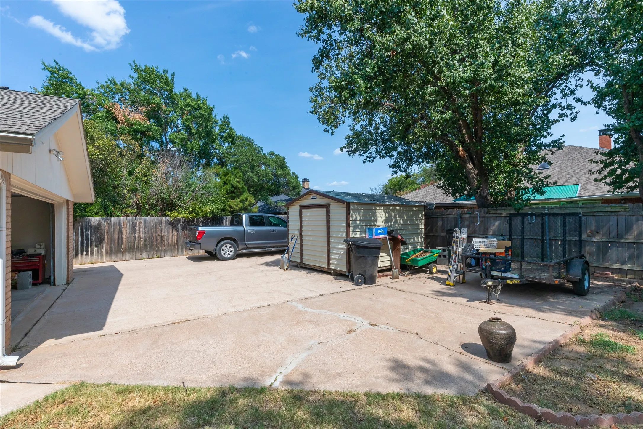 Single Family Residence For Sale in Taylor County , 1809 Lytle Shores Drive, Abilene, Texas 79602, 3 Bedroom, 2 Bathroom, 2 Garage spaces, 2,440 Sqft, built in 1979, mls#21351733, Real Estate Agent in Abilene, Homes For Sale in Taylor county, Homes For Sale in Abilene, Realtor in Abilene Texas, Real Estate Brokerage Independent Realty Texas, Luminita Cordes Realtor