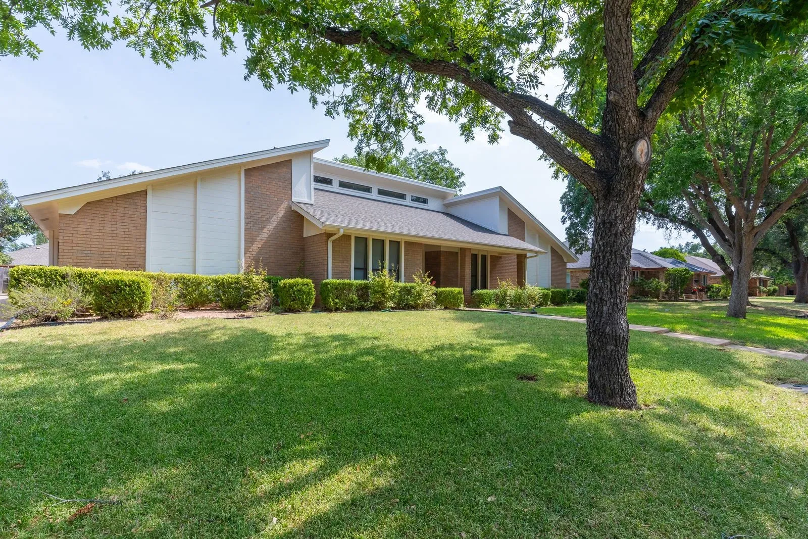 Single Family Residence For Sale in Taylor County , 1809 Lytle Shores Drive, Abilene, Texas 79602, 3 Bedroom, 2 Bathroom, 2 Garage spaces, 2,440 Sqft, built in 1979, mls#21351733, Real Estate Agent in Abilene, Homes For Sale in Taylor county, Homes For Sale in Abilene, Realtor in Abilene Texas, Real Estate Brokerage Independent Realty Texas, Luminita Cordes Realtor