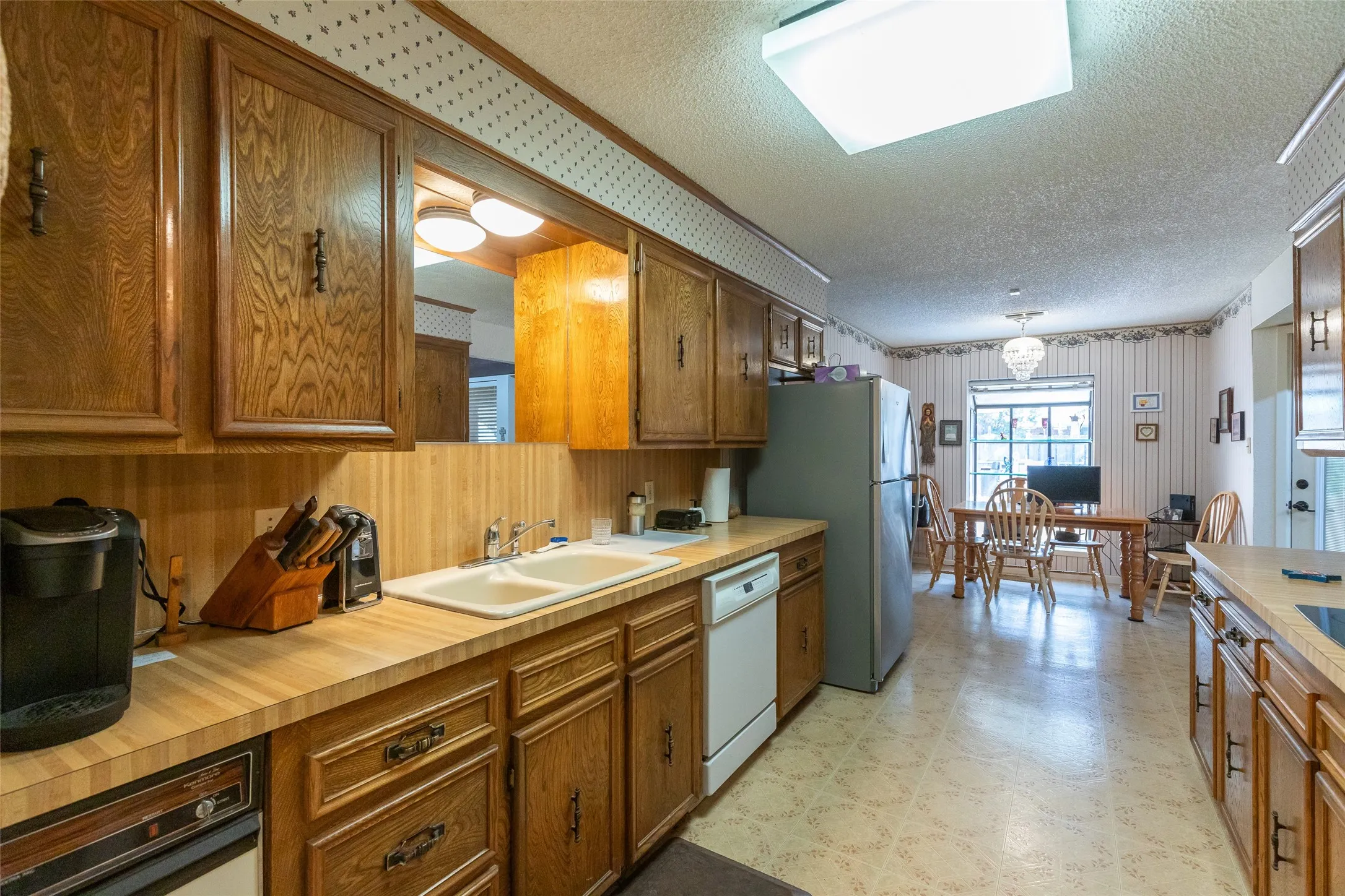 Single Family Residence For Sale in Taylor County , 1809 Lytle Shores Drive, Abilene, Texas 79602, 3 Bedroom, 2 Bathroom, 2 Garage spaces, 2,440 Sqft, built in 1979, mls#21351733, Real Estate Agent in Abilene, Homes For Sale in Taylor county, Homes For Sale in Abilene, Realtor in Abilene Texas, Real Estate Brokerage Independent Realty Texas, Luminita Cordes Realtor