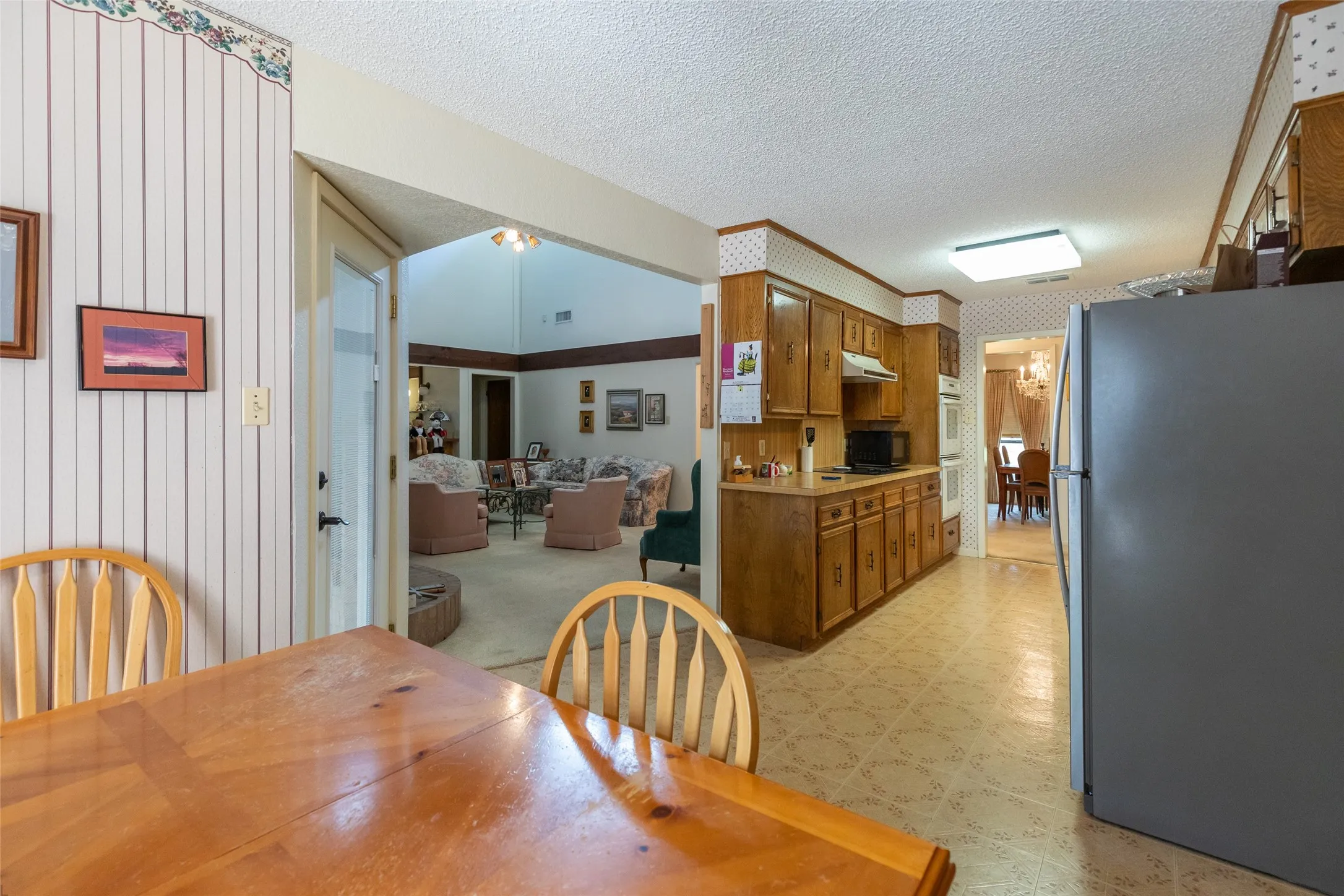 Single Family Residence For Sale in Taylor County , 1809 Lytle Shores Drive, Abilene, Texas 79602, 3 Bedroom, 2 Bathroom, 2 Garage spaces, 2,440 Sqft, built in 1979, mls#21351733, Real Estate Agent in Abilene, Homes For Sale in Taylor county, Homes For Sale in Abilene, Realtor in Abilene Texas, Real Estate Brokerage Independent Realty Texas, Luminita Cordes Realtor