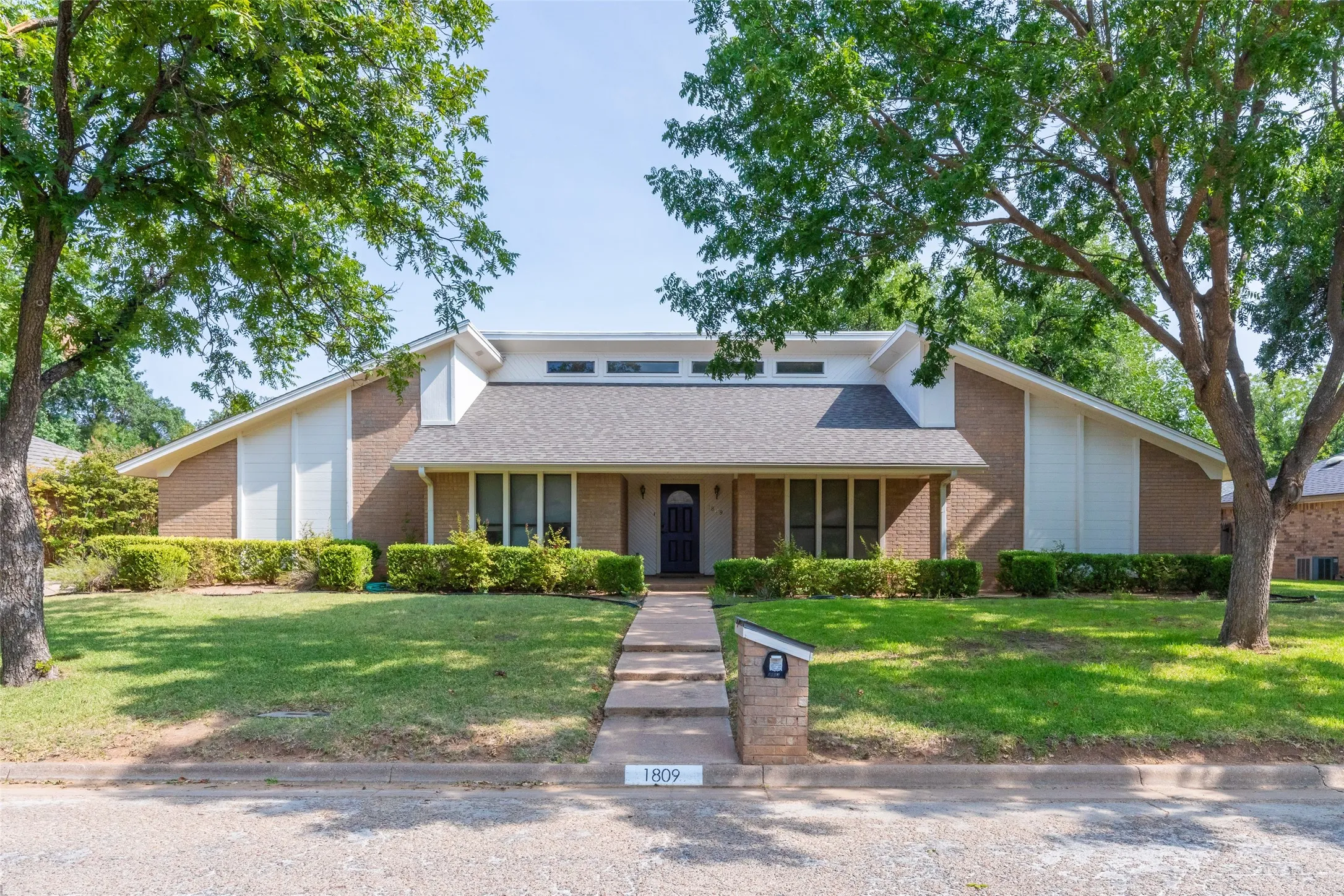 Single Family Residence For Sale in Taylor County , 1809 Lytle Shores Drive, Abilene, Texas 79602, 3 Bedroom, 2 Bathroom, 2 Garage spaces, 2,440 Sqft, built in 1979, mls#21351733, Real Estate Agent in Abilene, Homes For Sale in Taylor county, Homes For Sale in Abilene, Realtor in Abilene Texas, Real Estate Brokerage Independent Realty Texas, Luminita Cordes Realtor