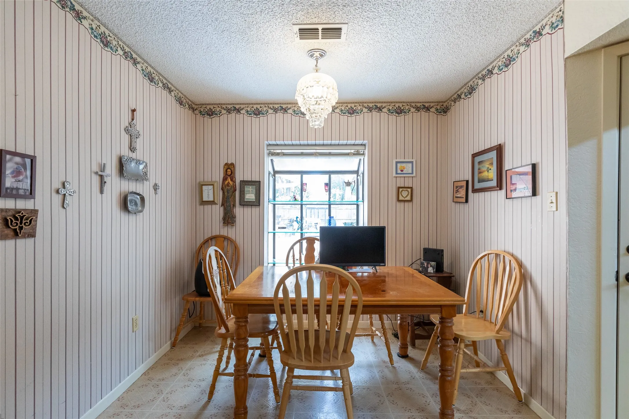Single Family Residence For Sale in Taylor County , 1809 Lytle Shores Drive, Abilene, Texas 79602, 3 Bedroom, 2 Bathroom, 2 Garage spaces, 2,440 Sqft, built in 1979, mls#21351733, Real Estate Agent in Abilene, Homes For Sale in Taylor county, Homes For Sale in Abilene, Realtor in Abilene Texas, Real Estate Brokerage Independent Realty Texas, Luminita Cordes Realtor