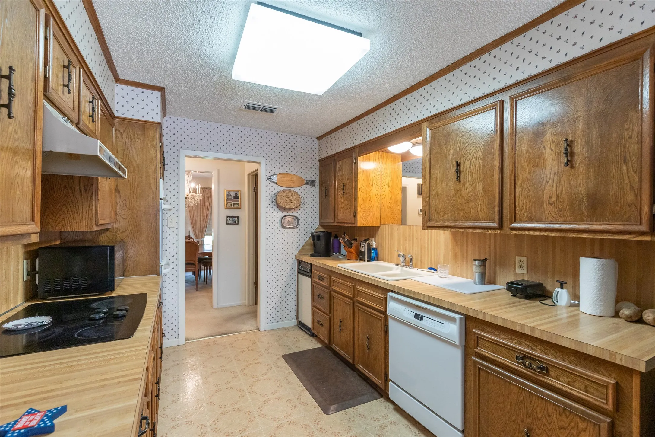 Single Family Residence For Sale in Taylor County , 1809 Lytle Shores Drive, Abilene, Texas 79602, 3 Bedroom, 2 Bathroom, 2 Garage spaces, 2,440 Sqft, built in 1979, mls#21351733, Real Estate Agent in Abilene, Homes For Sale in Taylor county, Homes For Sale in Abilene, Realtor in Abilene Texas, Real Estate Brokerage Independent Realty Texas, Luminita Cordes Realtor