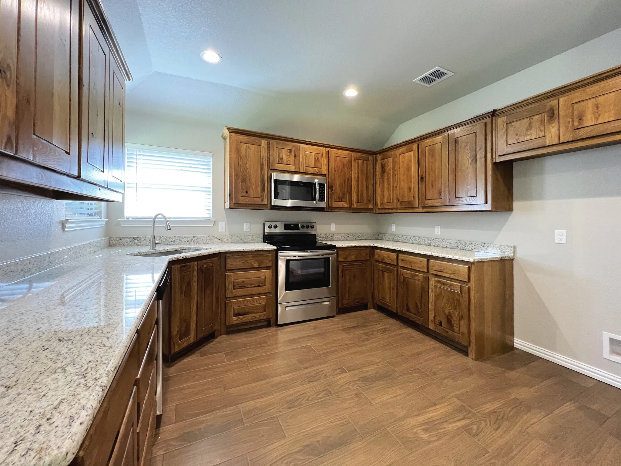 Single Family Residence For Rent in Parker County , 219 Clover Circle, Weatherford, Texas 76086, 3 Bedroom, 2 Bathroom, 2 Garage spaces, 1,575 Sqft, built in 2022, mls#21350591, Real Estate Agent in Weatherford, Homes For Rent in Parker county, Homes For Rent in Weatherford, Realtor in Weatherford Texas, Real Estate Brokerage Independent Realty Texas, Luminita Cordes Realtor
