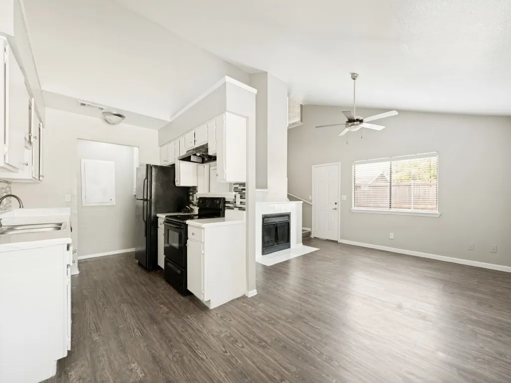 Condominium For Sale in Tarrant County , 1122 Millview Drive 2101, Arlington, Texas 76012, 2 Bedroom, 2 Bathroom, Garage spaces, 1,000 Sqft, built in 1984, Price $130,000, mls#21350659, Real Estate Agent in Arlington, Homes For Sale in Tarrant county, Homes For Sale in Arlington, Realtor in Arlington Texas, Real Estate Brokerage Independent Realty Texas, Luminita Cordes Realtor