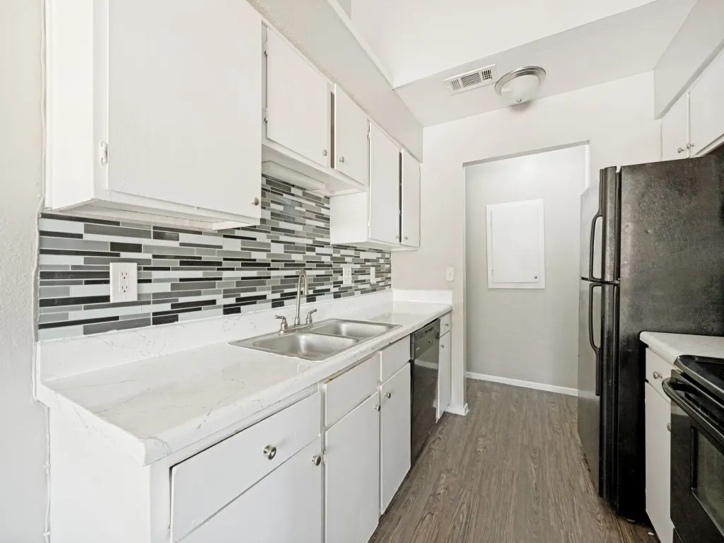 Condominium For Sale in Tarrant County , 1122 Millview Drive 2101, Arlington, Texas 76012, 2 Bedroom, 2 Bathroom, Garage spaces, 1,000 Sqft, built in 1984, Price $130,000, mls#21350659, Real Estate Agent in Arlington, Homes For Sale in Tarrant county, Homes For Sale in Arlington, Realtor in Arlington Texas, Real Estate Brokerage Independent Realty Texas, Luminita Cordes Realtor