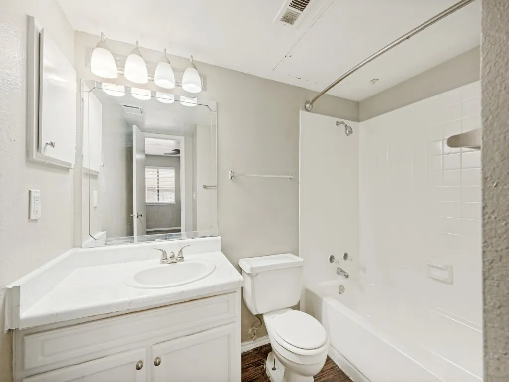 Condominium For Sale in Tarrant County , 1122 Millview Drive 2101, Arlington, Texas 76012, 2 Bedroom, 2 Bathroom, Garage spaces, 1,000 Sqft, built in 1984, Price $130,000, mls#21350659, Real Estate Agent in Arlington, Homes For Sale in Tarrant county, Homes For Sale in Arlington, Realtor in Arlington Texas, Real Estate Brokerage Independent Realty Texas, Luminita Cordes Realtor