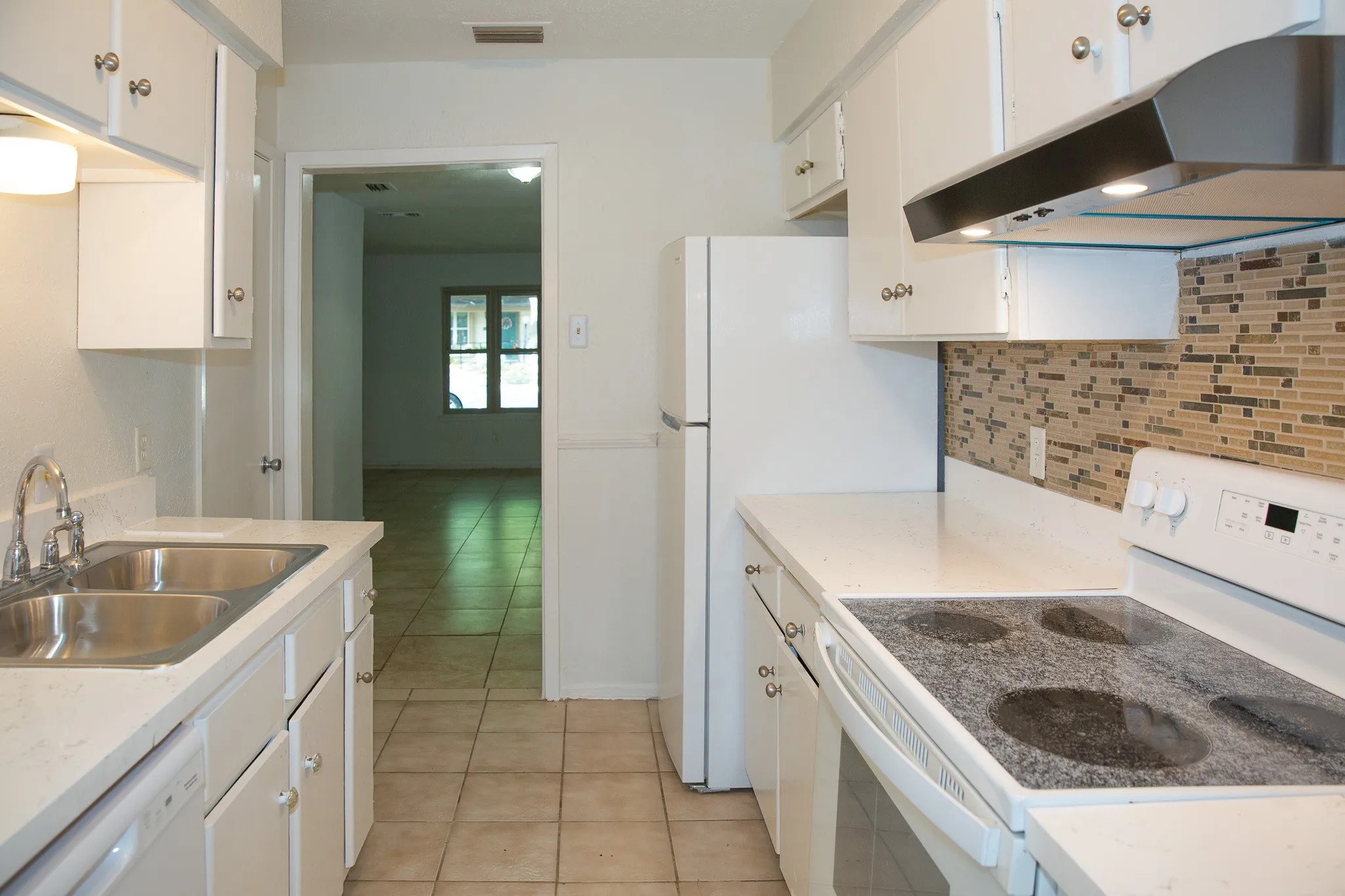 Townhouse For Sale in Dallas County , 13552 Waterfall Way, Dallas, Texas 75240, 3 Bedroom, 2 Bathroom, 2 Garage spaces, 1,170 Sqft, built in 1969, mls#21341017, Real Estate Agent in Dallas, Homes For Sale in Dallas county, Homes For Sale in Dallas, Realtor in Dallas Texas, Real Estate Brokerage Independent Realty Texas, Luminita Cordes Realtor
