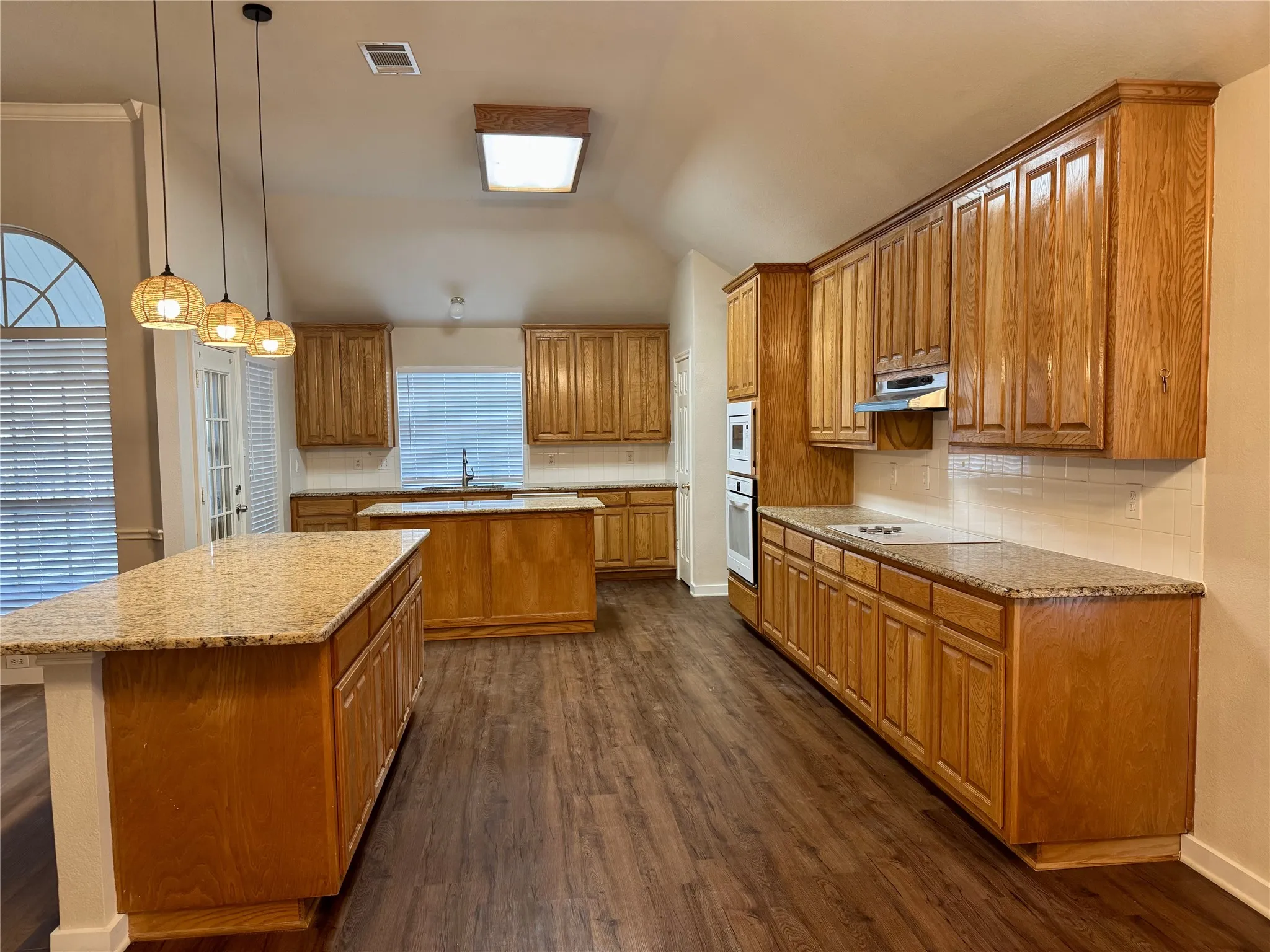 Single Family Residence For Rent in Tarrant County , 215 Springpark Drive, Arlington, Texas 76014, 3 Bedroom, 2 Bathroom, 2 Garage spaces, 2,137 Sqft, built in 1994, mls#21348071, Real Estate Agent in Arlington, Homes For Rent in Tarrant county, Homes For Rent in Arlington, Realtor in Arlington Texas, Real Estate Brokerage Independent Realty Texas, Luminita Cordes Realtor