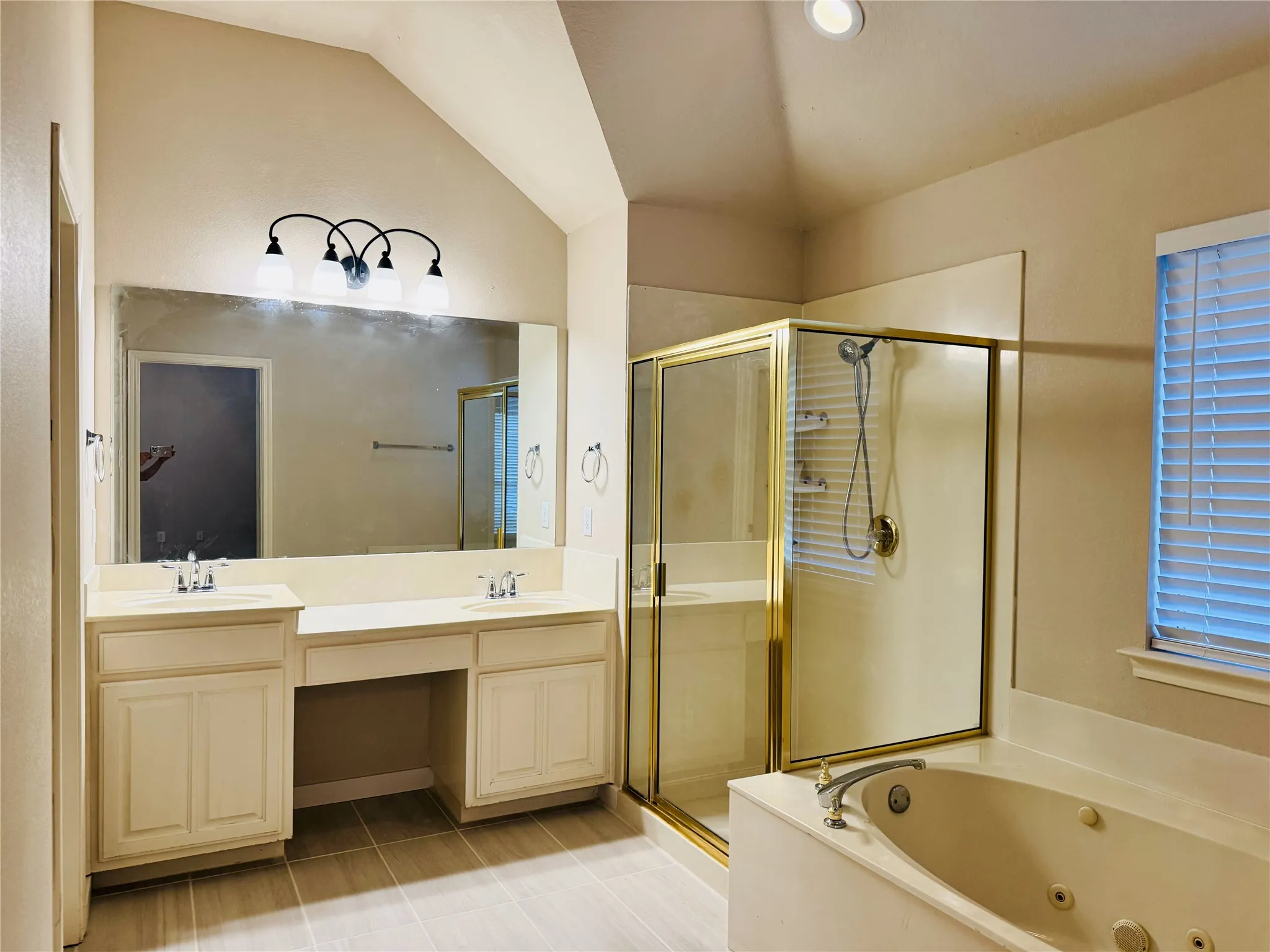 Single Family Residence For Rent in Tarrant County , 215 Springpark Drive, Arlington, Texas 76014, 3 Bedroom, 2 Bathroom, 2 Garage spaces, 2,137 Sqft, built in 1994, mls#21348071, Real Estate Agent in Arlington, Homes For Rent in Tarrant county, Homes For Rent in Arlington, Realtor in Arlington Texas, Real Estate Brokerage Independent Realty Texas, Luminita Cordes Realtor