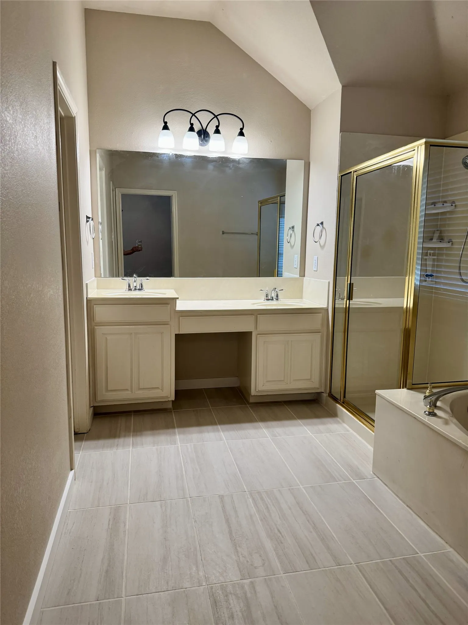 Single Family Residence For Rent in Tarrant County , 215 Springpark Drive, Arlington, Texas 76014, 3 Bedroom, 2 Bathroom, 2 Garage spaces, 2,137 Sqft, built in 1994, mls#21348071, Real Estate Agent in Arlington, Homes For Rent in Tarrant county, Homes For Rent in Arlington, Realtor in Arlington Texas, Real Estate Brokerage Independent Realty Texas, Luminita Cordes Realtor