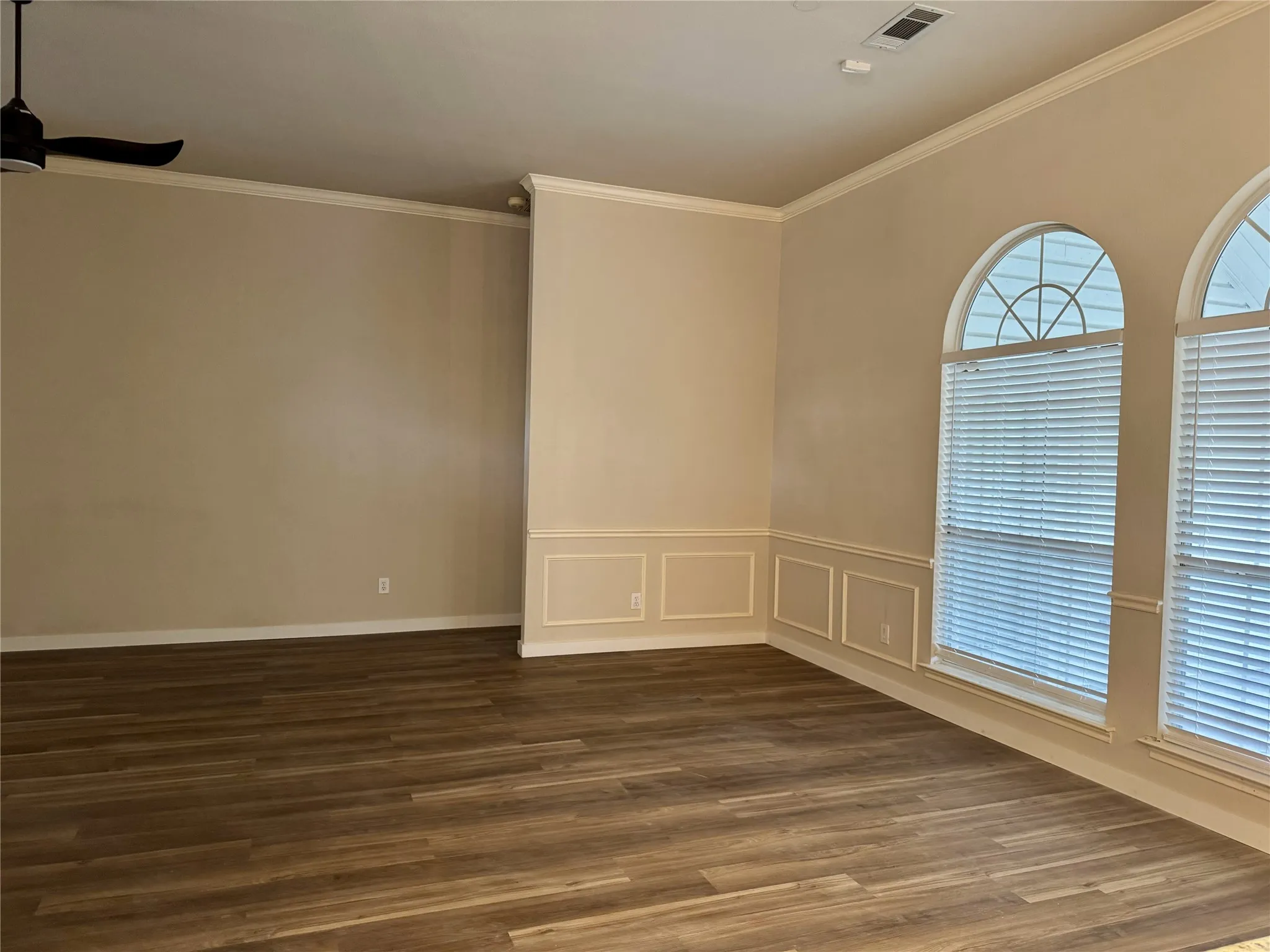Single Family Residence For Rent in Tarrant County , 215 Springpark Drive, Arlington, Texas 76014, 3 Bedroom, 2 Bathroom, 2 Garage spaces, 2,137 Sqft, built in 1994, mls#21348071, Real Estate Agent in Arlington, Homes For Rent in Tarrant county, Homes For Rent in Arlington, Realtor in Arlington Texas, Real Estate Brokerage Independent Realty Texas, Luminita Cordes Realtor