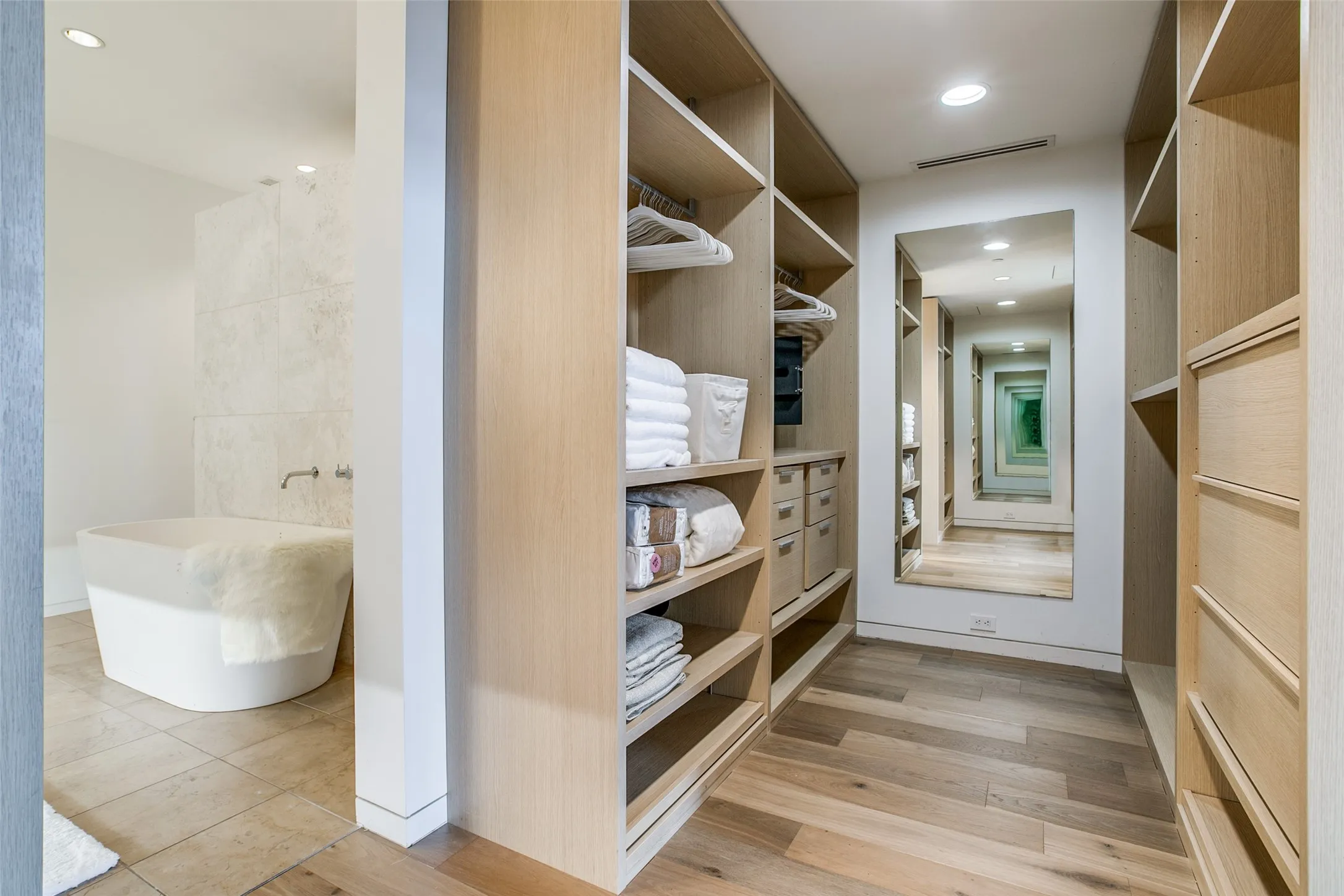 Condominium For Rent in Dallas County , 2430 Victory Park Lane 2607, Dallas, Texas 75219, 2 Bedroom, 3 Bathroom, 2 Garage spaces, 1,738 Sqft, built in 2004, mls#21351745, Real Estate Agent in Dallas, Homes For Rent in Dallas county, Homes For Rent in Dallas, Realtor in Dallas Texas, Real Estate Brokerage Independent Realty Texas, Luminita Cordes Realtor