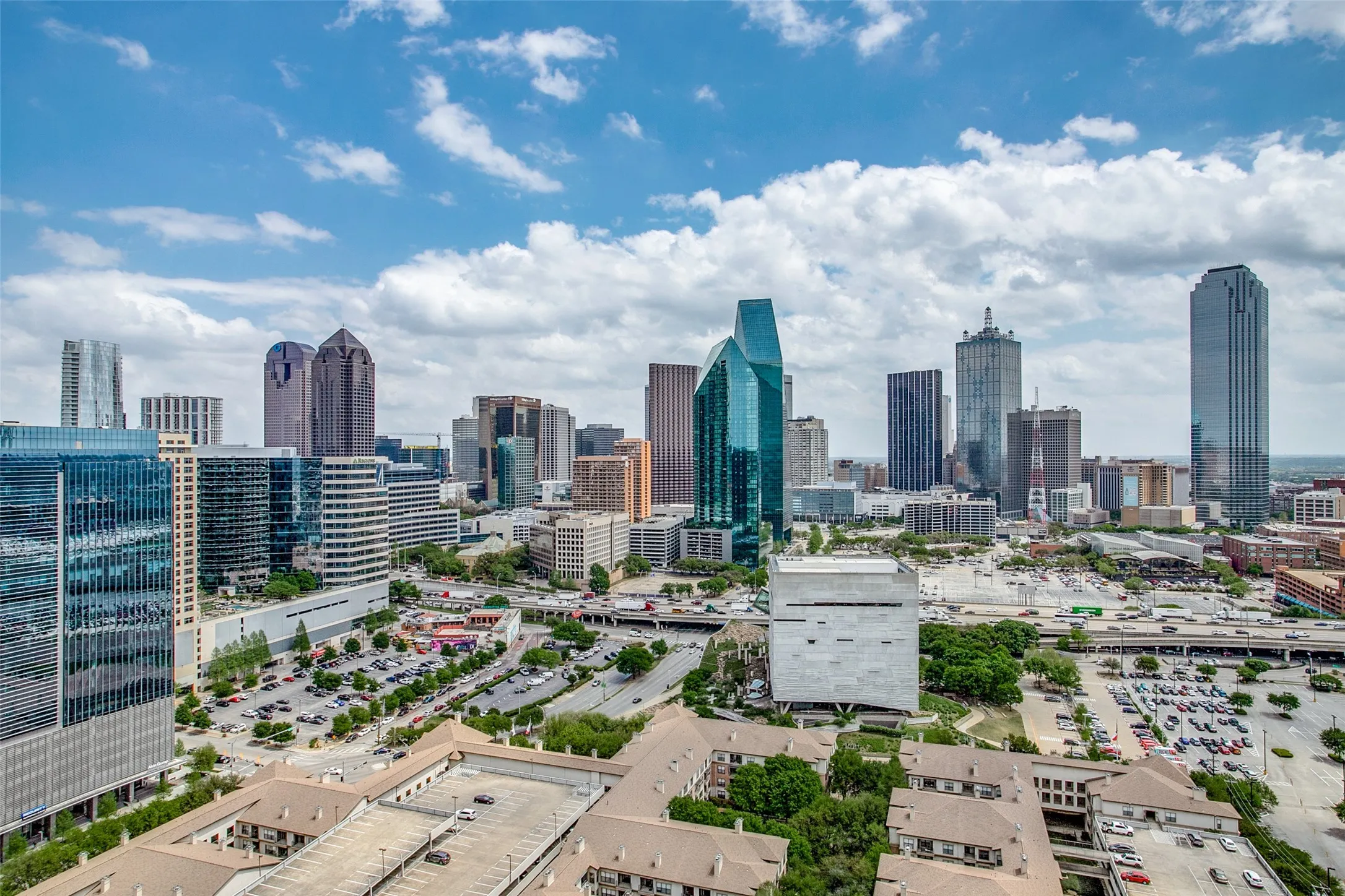 Condominium For Rent in Dallas County , 2430 Victory Park Lane 2607, Dallas, Texas 75219, 2 Bedroom, 3 Bathroom, 2 Garage spaces, 1,738 Sqft, built in 2004, mls#21351745, Real Estate Agent in Dallas, Homes For Rent in Dallas county, Homes For Rent in Dallas, Realtor in Dallas Texas, Real Estate Brokerage Independent Realty Texas, Luminita Cordes Realtor