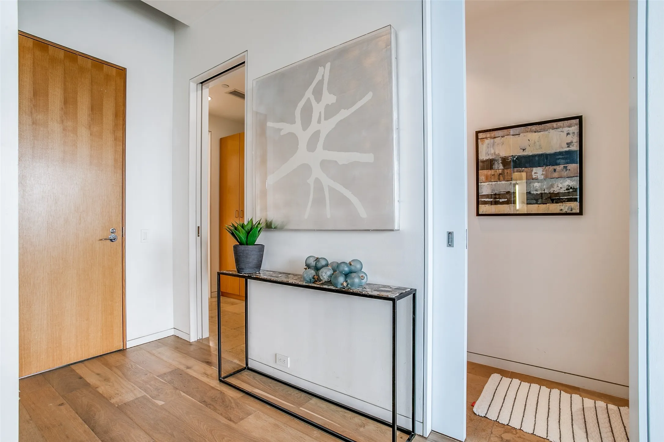 Condominium For Rent in Dallas County , 2430 Victory Park Lane 2607, Dallas, Texas 75219, 2 Bedroom, 3 Bathroom, 2 Garage spaces, 1,738 Sqft, built in 2004, mls#21351745, Real Estate Agent in Dallas, Homes For Rent in Dallas county, Homes For Rent in Dallas, Realtor in Dallas Texas, Real Estate Brokerage Independent Realty Texas, Luminita Cordes Realtor