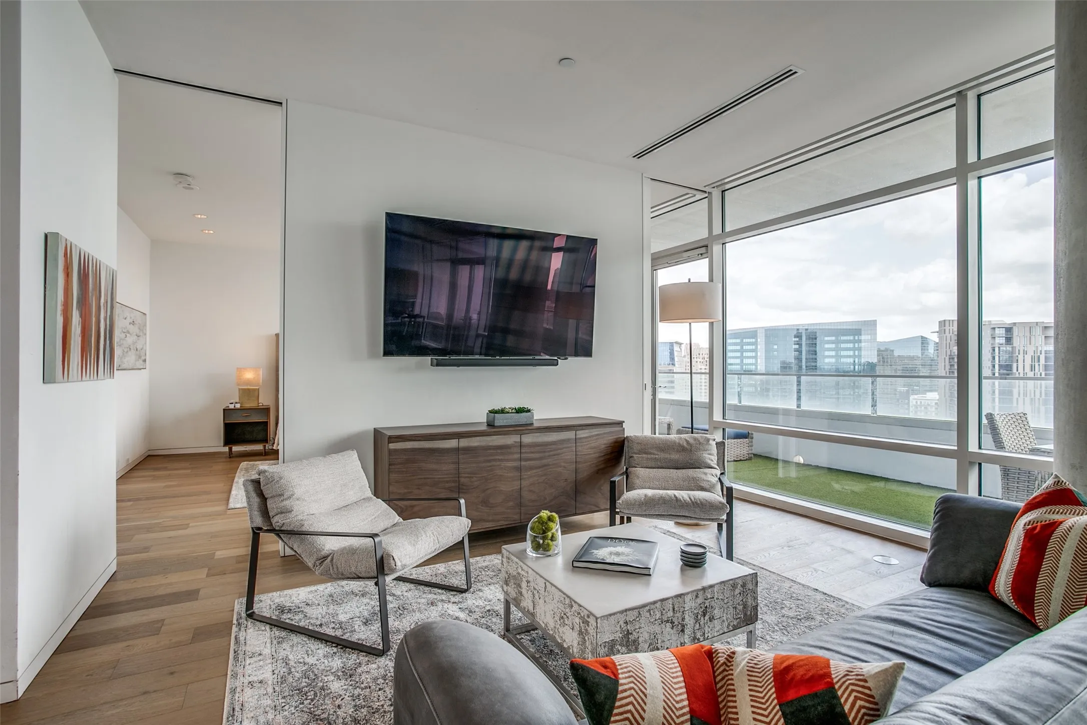 Condominium For Rent in Dallas County , 2430 Victory Park Lane 2607, Dallas, Texas 75219, 2 Bedroom, 3 Bathroom, 2 Garage spaces, 1,738 Sqft, built in 2004, mls#21351745, Real Estate Agent in Dallas, Homes For Rent in Dallas county, Homes For Rent in Dallas, Realtor in Dallas Texas, Real Estate Brokerage Independent Realty Texas, Luminita Cordes Realtor