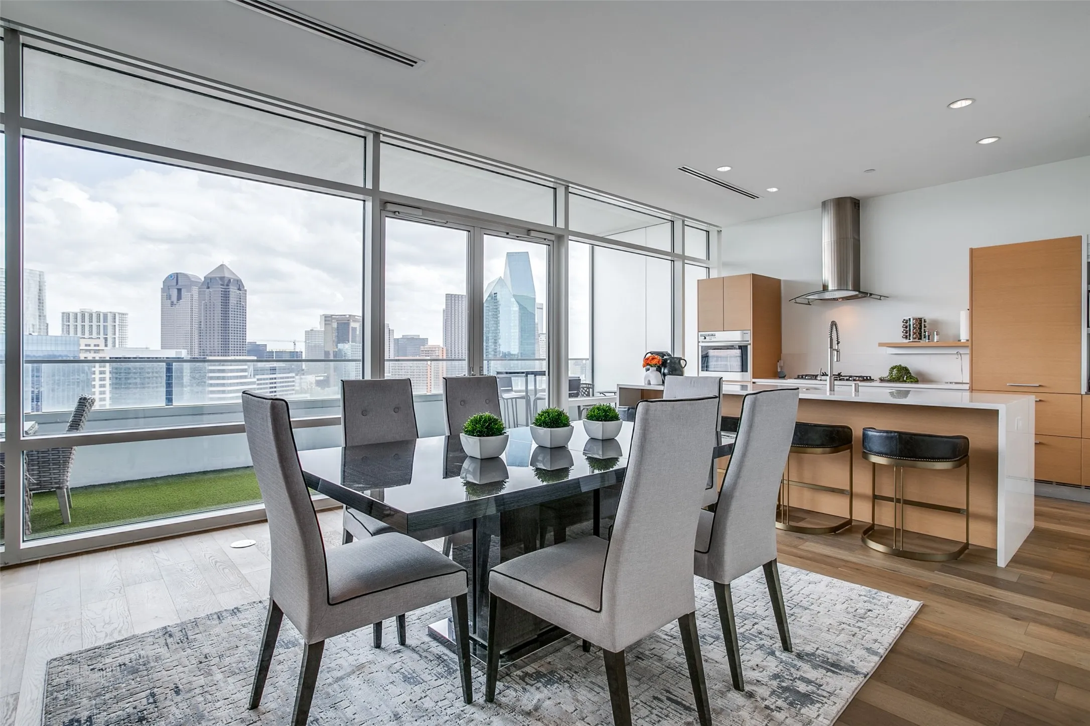 Condominium For Rent in Dallas County , 2430 Victory Park Lane 2607, Dallas, Texas 75219, 2 Bedroom, 3 Bathroom, 2 Garage spaces, 1,738 Sqft, built in 2004, mls#21351745, Real Estate Agent in Dallas, Homes For Rent in Dallas county, Homes For Rent in Dallas, Realtor in Dallas Texas, Real Estate Brokerage Independent Realty Texas, Luminita Cordes Realtor