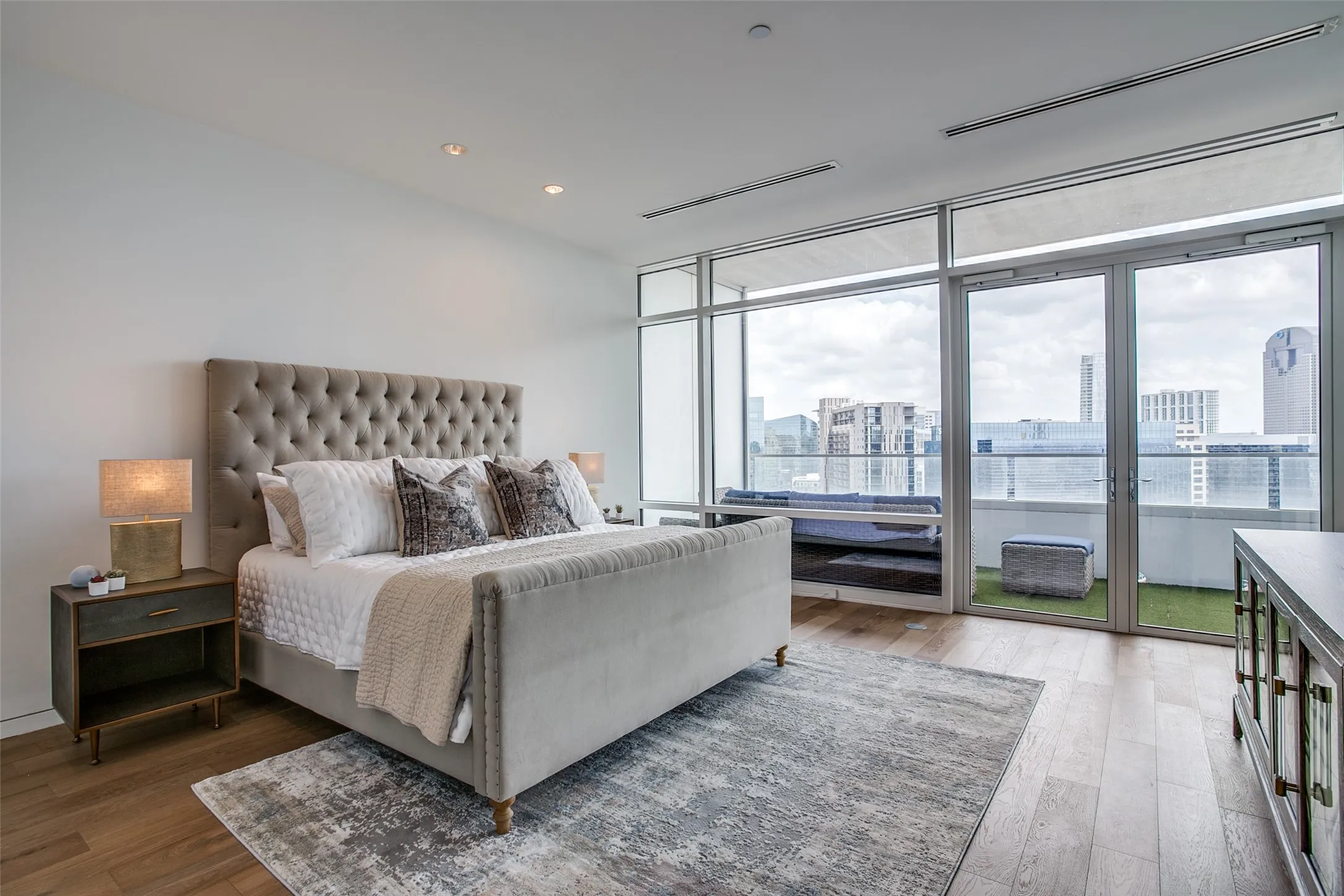 Condominium For Rent in Dallas County , 2430 Victory Park Lane 2607, Dallas, Texas 75219, 2 Bedroom, 3 Bathroom, 2 Garage spaces, 1,738 Sqft, built in 2004, mls#21351745, Real Estate Agent in Dallas, Homes For Rent in Dallas county, Homes For Rent in Dallas, Realtor in Dallas Texas, Real Estate Brokerage Independent Realty Texas, Luminita Cordes Realtor
