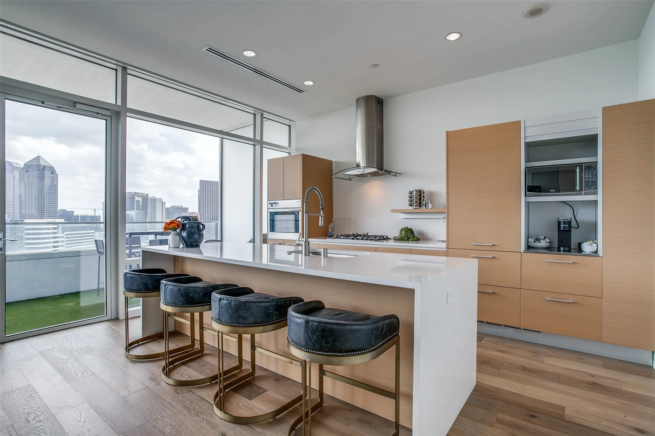 Condominium For Rent in Dallas County , 2430 Victory Park Lane 2607, Dallas, Texas 75219, 2 Bedroom, 3 Bathroom, 2 Garage spaces, 1,738 Sqft, built in 2004, mls#21351745, Real Estate Agent in Dallas, Homes For Rent in Dallas county, Homes For Rent in Dallas, Realtor in Dallas Texas, Real Estate Brokerage Independent Realty Texas, Luminita Cordes Realtor