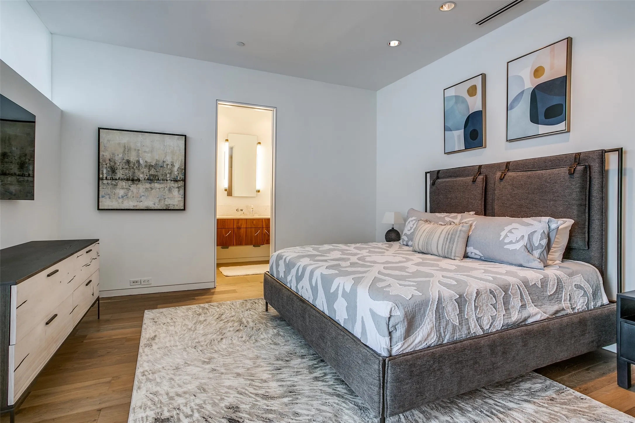 Condominium For Rent in Dallas County , 2430 Victory Park Lane 2607, Dallas, Texas 75219, 2 Bedroom, 3 Bathroom, 2 Garage spaces, 1,738 Sqft, built in 2004, mls#21351745, Real Estate Agent in Dallas, Homes For Rent in Dallas county, Homes For Rent in Dallas, Realtor in Dallas Texas, Real Estate Brokerage Independent Realty Texas, Luminita Cordes Realtor