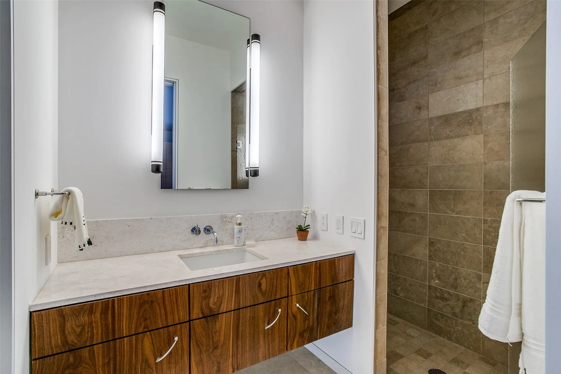 Condominium For Rent in Dallas County , 2430 Victory Park Lane 2607, Dallas, Texas 75219, 2 Bedroom, 3 Bathroom, 2 Garage spaces, 1,738 Sqft, built in 2004, mls#21351745, Real Estate Agent in Dallas, Homes For Rent in Dallas county, Homes For Rent in Dallas, Realtor in Dallas Texas, Real Estate Brokerage Independent Realty Texas, Luminita Cordes Realtor