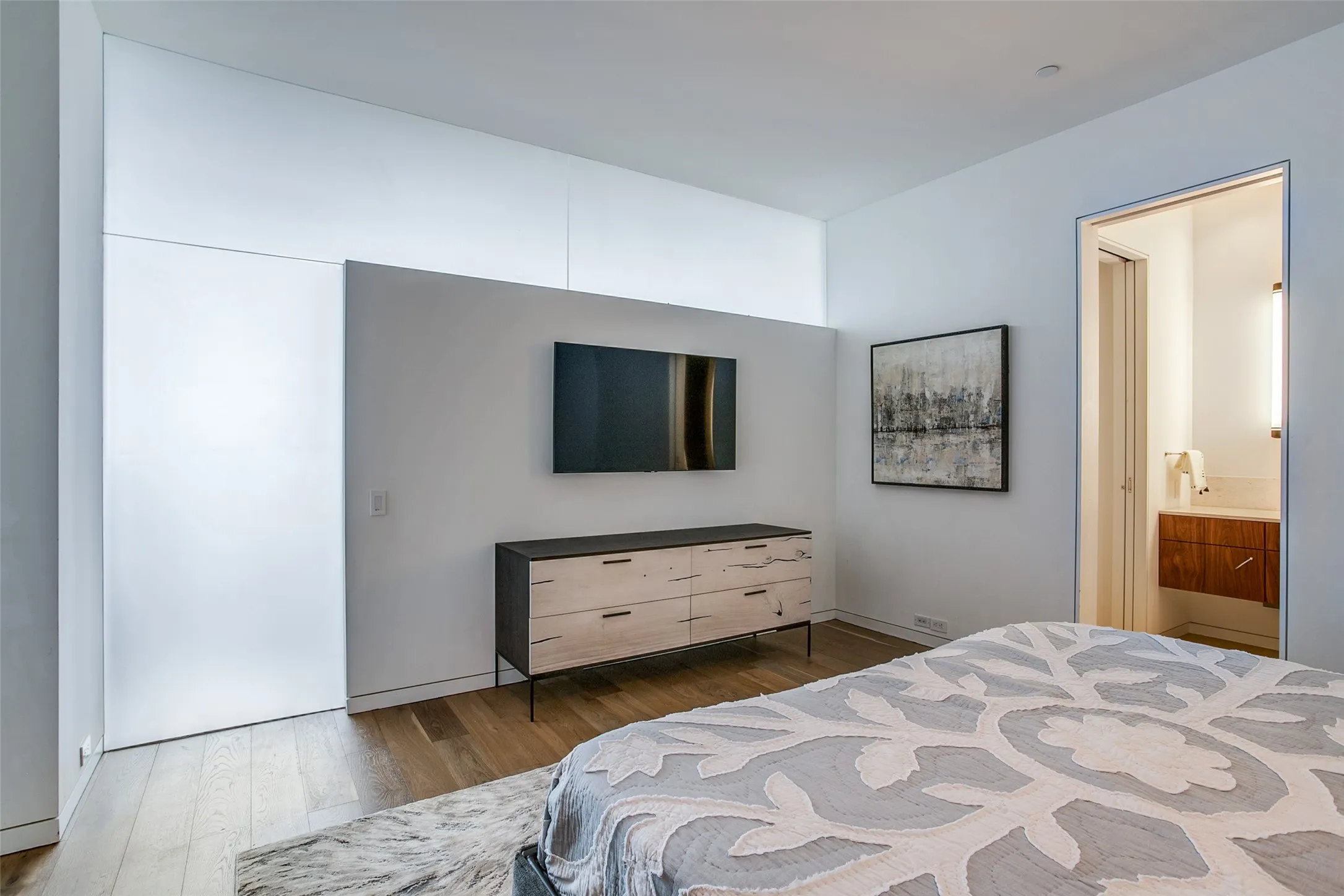 Condominium For Rent in Dallas County , 2430 Victory Park Lane 2607, Dallas, Texas 75219, 2 Bedroom, 3 Bathroom, 2 Garage spaces, 1,738 Sqft, built in 2004, mls#21351745, Real Estate Agent in Dallas, Homes For Rent in Dallas county, Homes For Rent in Dallas, Realtor in Dallas Texas, Real Estate Brokerage Independent Realty Texas, Luminita Cordes Realtor