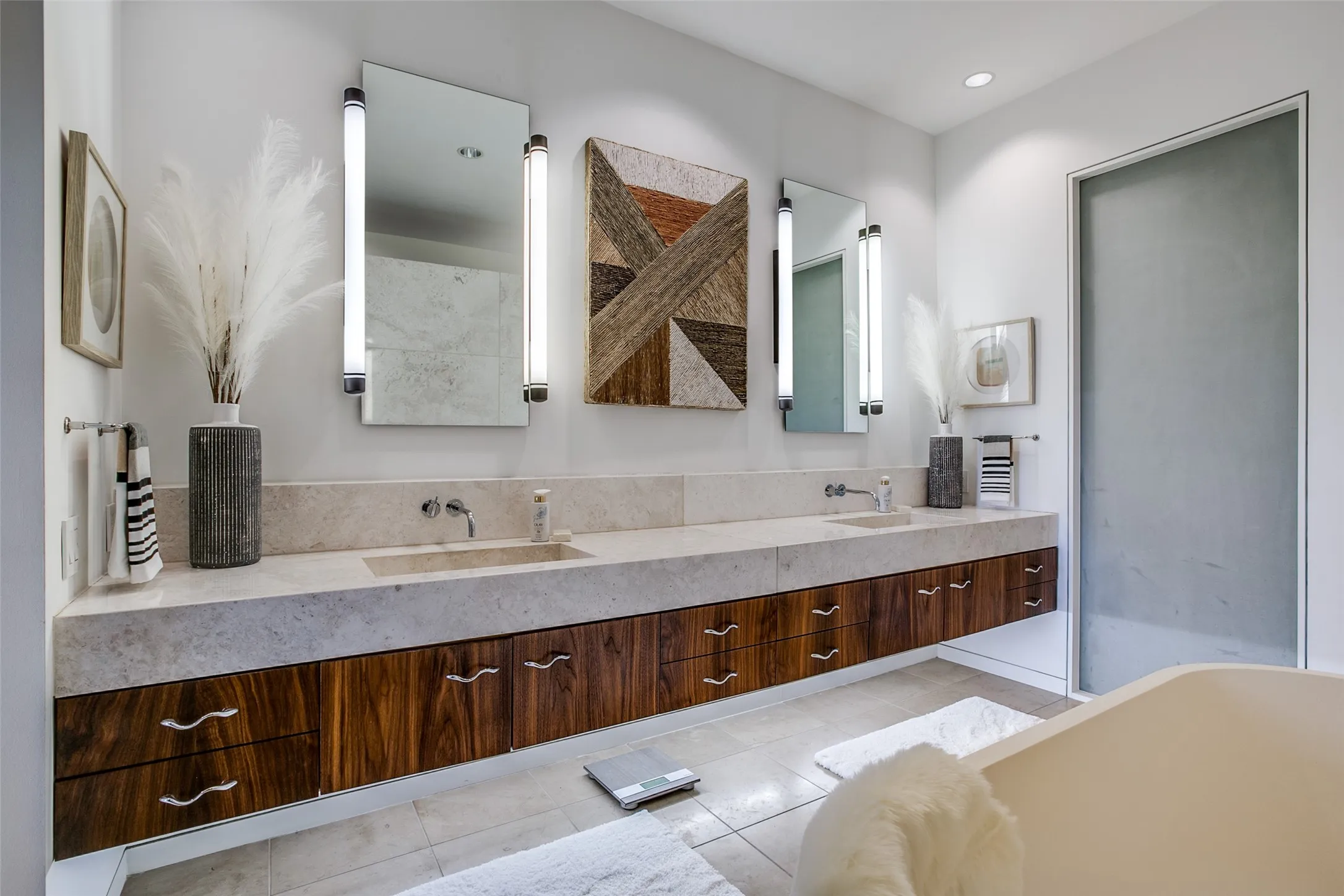 Condominium For Rent in Dallas County , 2430 Victory Park Lane 2607, Dallas, Texas 75219, 2 Bedroom, 3 Bathroom, 2 Garage spaces, 1,738 Sqft, built in 2004, mls#21351745, Real Estate Agent in Dallas, Homes For Rent in Dallas county, Homes For Rent in Dallas, Realtor in Dallas Texas, Real Estate Brokerage Independent Realty Texas, Luminita Cordes Realtor