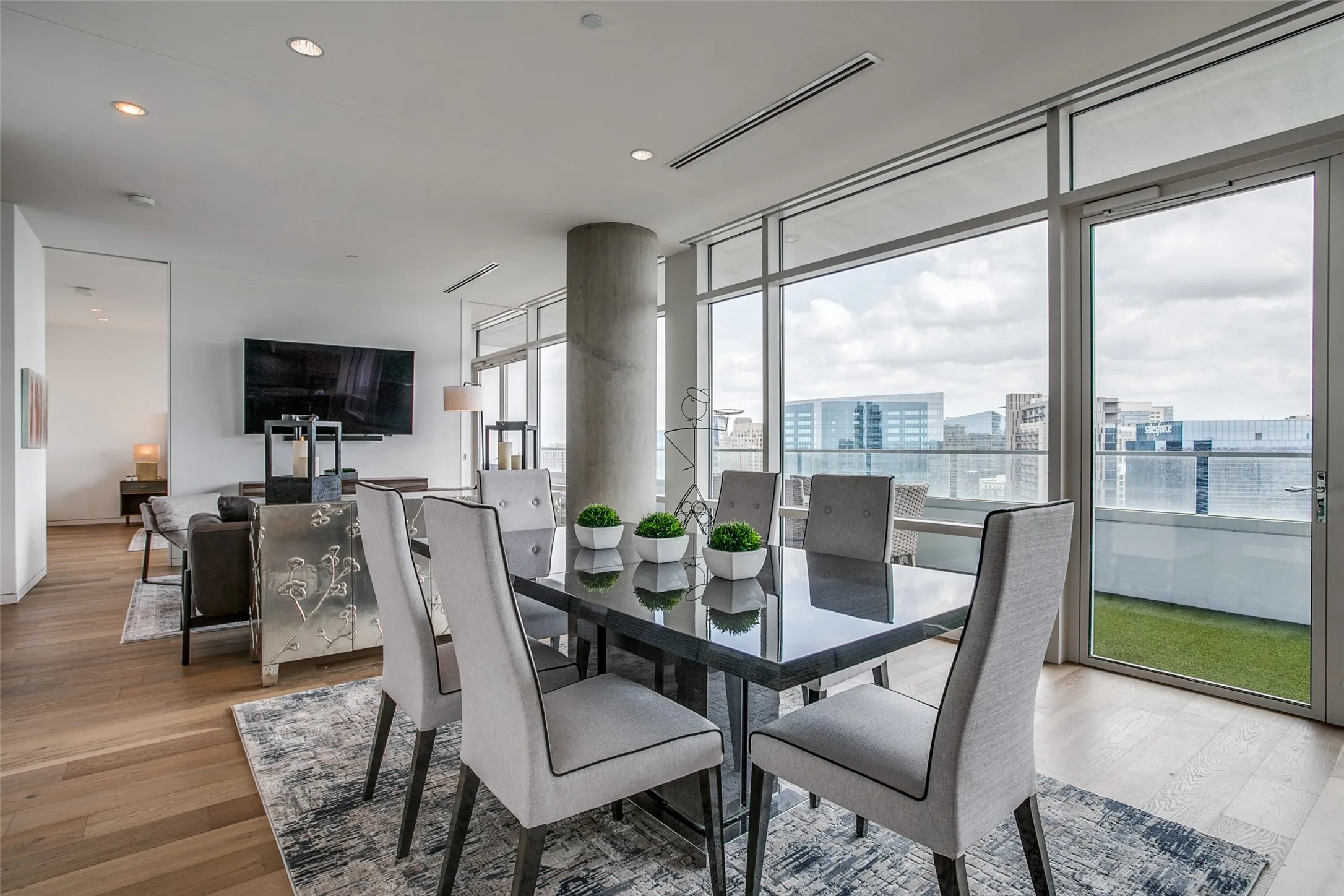 Condominium For Rent in Dallas County , 2430 Victory Park Lane 2607, Dallas, Texas 75219, 2 Bedroom, 3 Bathroom, 2 Garage spaces, 1,738 Sqft, built in 2004, mls#21351745, Real Estate Agent in Dallas, Homes For Rent in Dallas county, Homes For Rent in Dallas, Realtor in Dallas Texas, Real Estate Brokerage Independent Realty Texas, Luminita Cordes Realtor