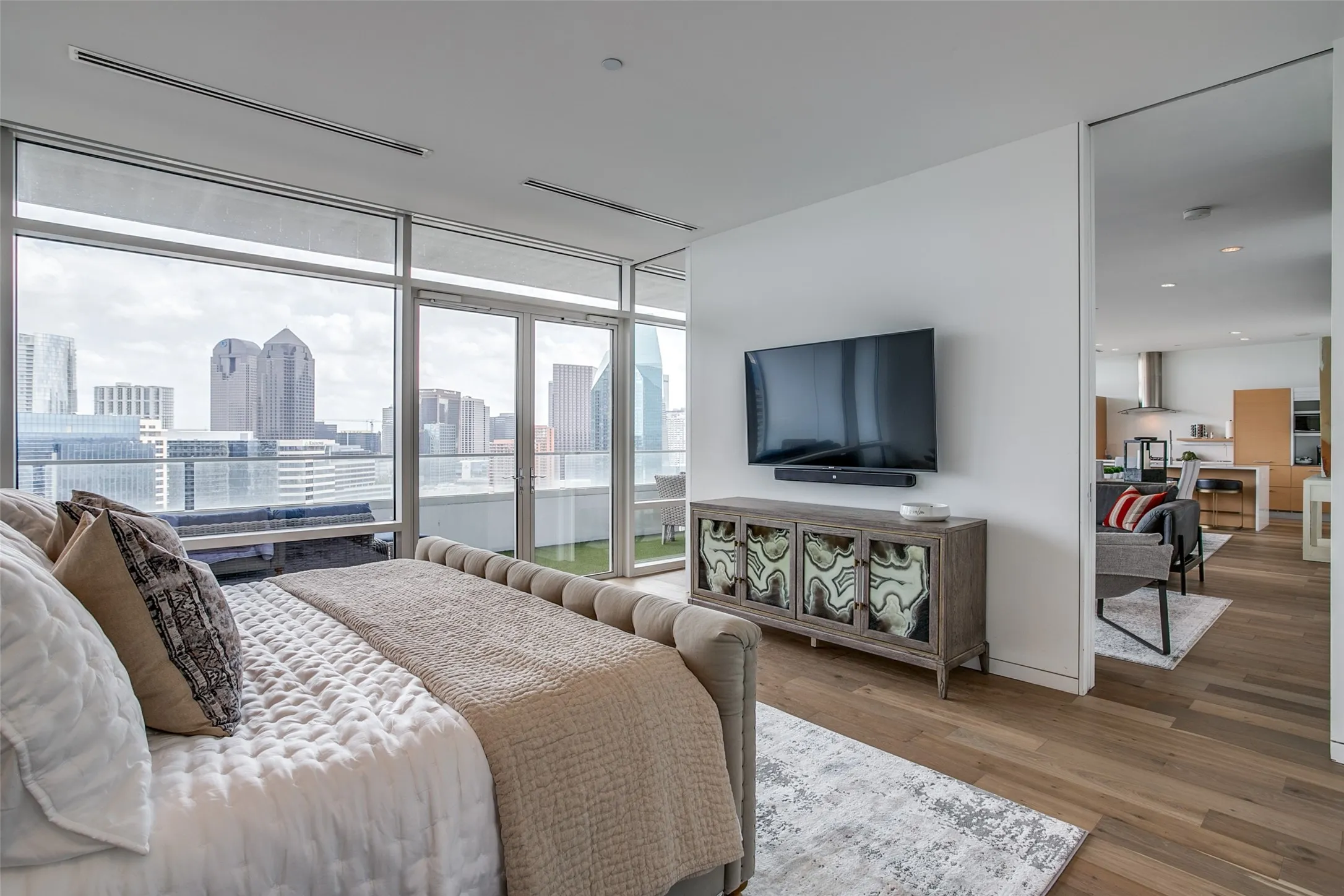 Condominium For Rent in Dallas County , 2430 Victory Park Lane 2607, Dallas, Texas 75219, 2 Bedroom, 3 Bathroom, 2 Garage spaces, 1,738 Sqft, built in 2004, mls#21351745, Real Estate Agent in Dallas, Homes For Rent in Dallas county, Homes For Rent in Dallas, Realtor in Dallas Texas, Real Estate Brokerage Independent Realty Texas, Luminita Cordes Realtor