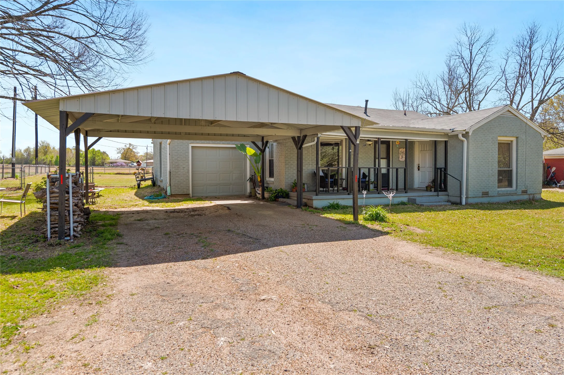 Single Family Residence For Rent in Wood County , 813 N Winnsboro Street, Quitman, Texas 75783, 2 Bedroom, 1 Bathroom, 1 Garage spaces, 1,250 Sqft, built in 1985, mls#21351653, Real Estate Agent in Quitman, Homes For Rent in Wood county, Homes For Rent in Quitman, Realtor in Quitman Texas, Real Estate Brokerage Independent Realty Texas, Luminita Cordes Realtor