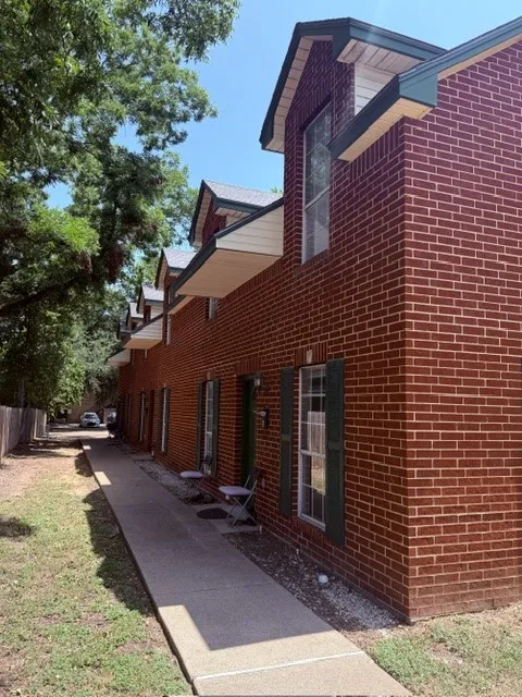 Triplex For Sale in Mc Lennan County , 1708 S 9th Street A B C, Waco, Texas 76706, 9 Bedroom, 6 Bathroom, Garage spaces, 4,399 Sqft, built in 2000, mls#21350650, Real Estate Agent in Waco, Homes For Sale in Mc Lennan county, Homes For Sale in Waco, Realtor in Waco Texas, Real Estate Brokerage Independent Realty Texas, Luminita Cordes Realtor