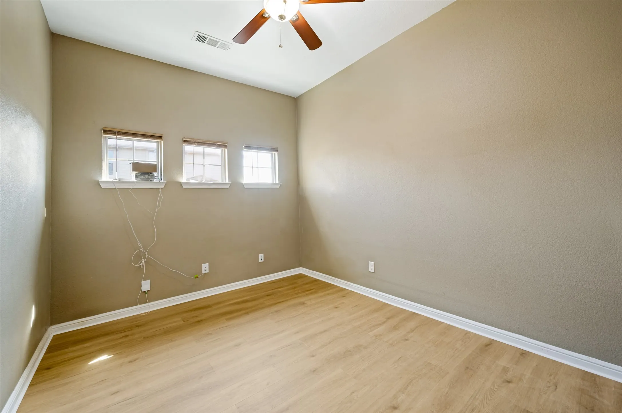 Single Family Residence For Rent in Denton County , 929 Green Coral Drive, Little Elm, Texas 75068, 4 Bedroom, 2 Bathroom, 2 Garage spaces, 2,175 Sqft, built in 2013, mls#21351579, Real Estate Agent in Little Elm, Homes For Rent in Denton county, Homes For Rent in Little Elm, Realtor in Little Elm Texas, Real Estate Brokerage Independent Realty Texas, Luminita Cordes Realtor