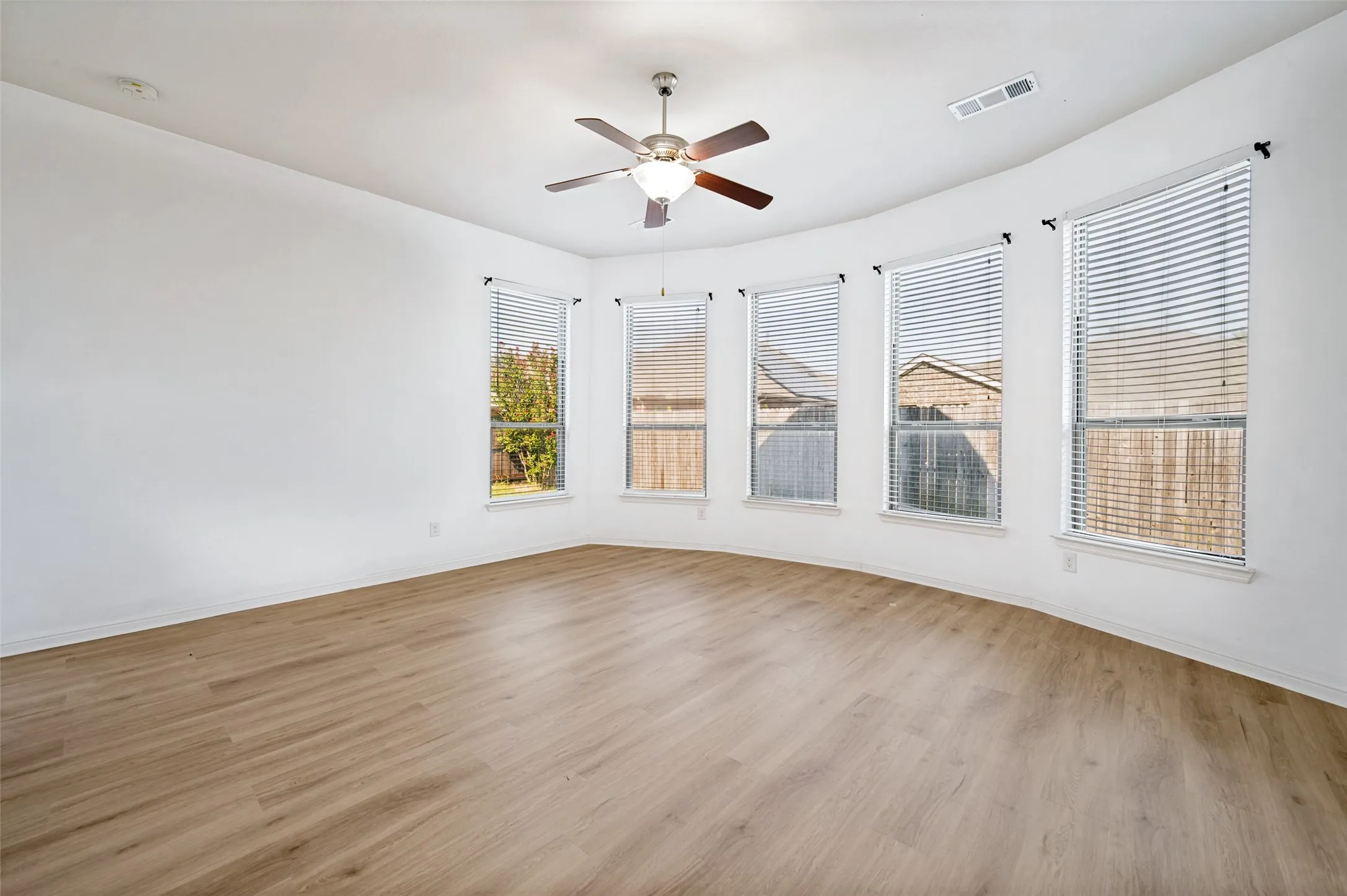 Single Family Residence For Rent in Denton County , 929 Green Coral Drive, Little Elm, Texas 75068, 4 Bedroom, 2 Bathroom, 2 Garage spaces, 2,175 Sqft, built in 2013, mls#21351579, Real Estate Agent in Little Elm, Homes For Rent in Denton county, Homes For Rent in Little Elm, Realtor in Little Elm Texas, Real Estate Brokerage Independent Realty Texas, Luminita Cordes Realtor