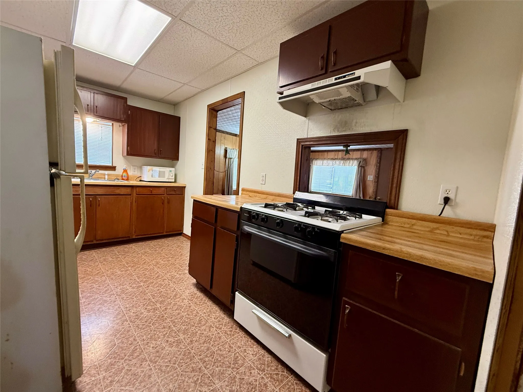 Single Family Residence For Sale in Grayson County , 301 Cedar Point Circle, Gordonville, Texas 76245, 1 Bedroom, 2 Bathrooms, Garage spaces, 1,360 Sqft, built in 1955, Price $132,000, mls#21351714, Real Estate Agent in Gordonville, Homes For Sale in Grayson county, Homes For Sale in Gordonville, Realtor in Gordonville Texas, Real Estate Brokerage Independent Realty Texas, Luminita Cordes Realtor