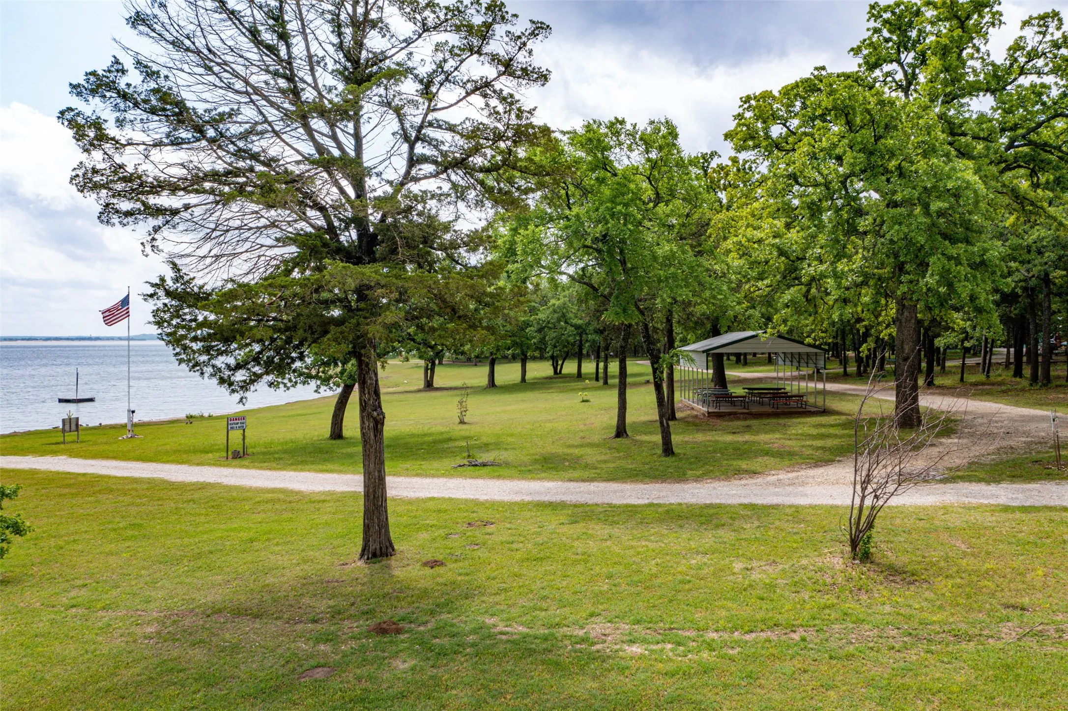 Single Family Residence For Sale in Grayson County , 301 Cedar Point Circle, Gordonville, Texas 76245, 1 Bedroom, 2 Bathrooms, Garage spaces, 1,360 Sqft, built in 1955, Price $132,000, mls#21351714, Real Estate Agent in Gordonville, Homes For Sale in Grayson county, Homes For Sale in Gordonville, Realtor in Gordonville Texas, Real Estate Brokerage Independent Realty Texas, Luminita Cordes Realtor